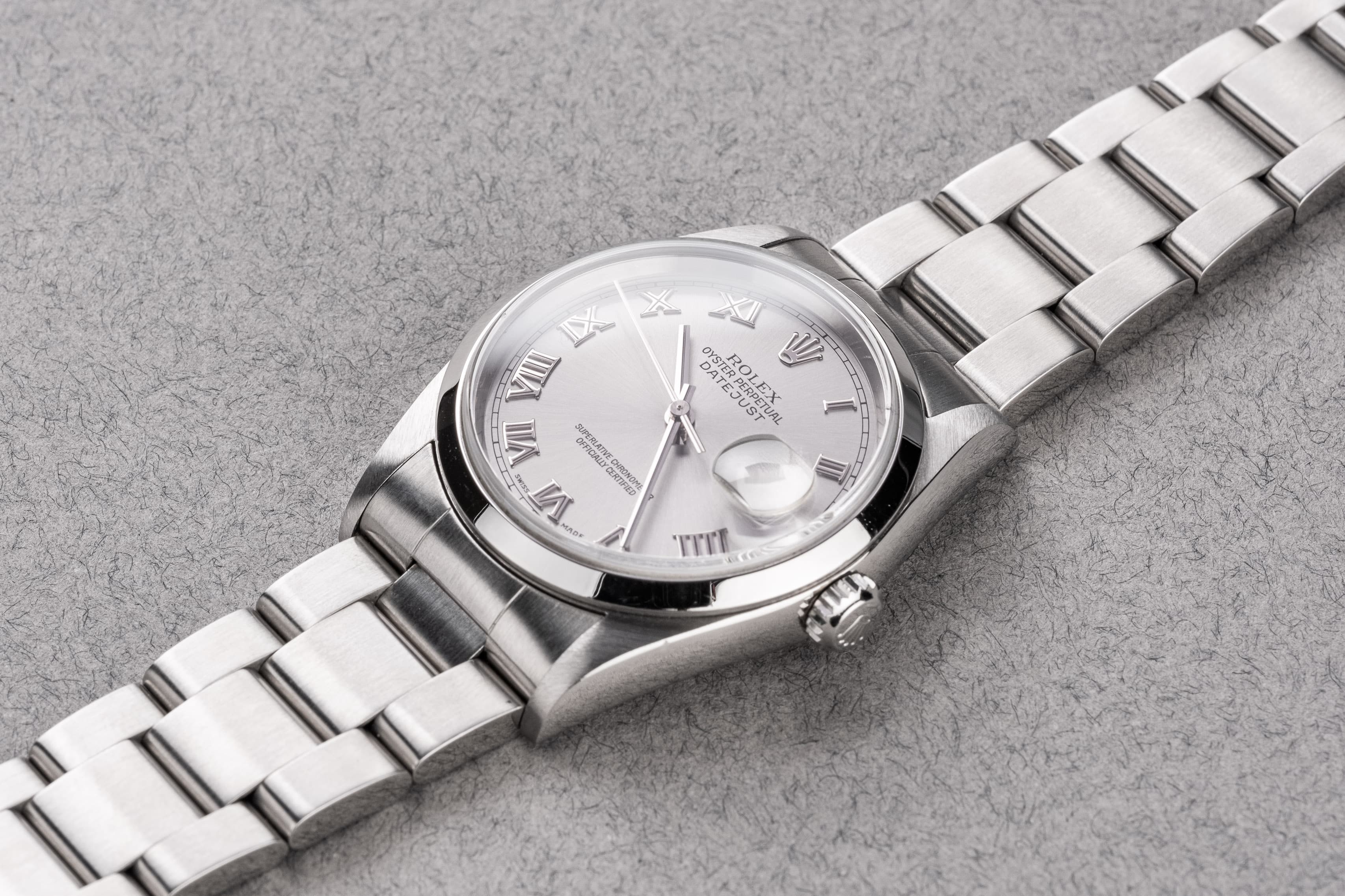 6SCR Rolex Datejust 16200 « Silver Roman » de 2001 avec sa garantie d'origine - Three Quarters