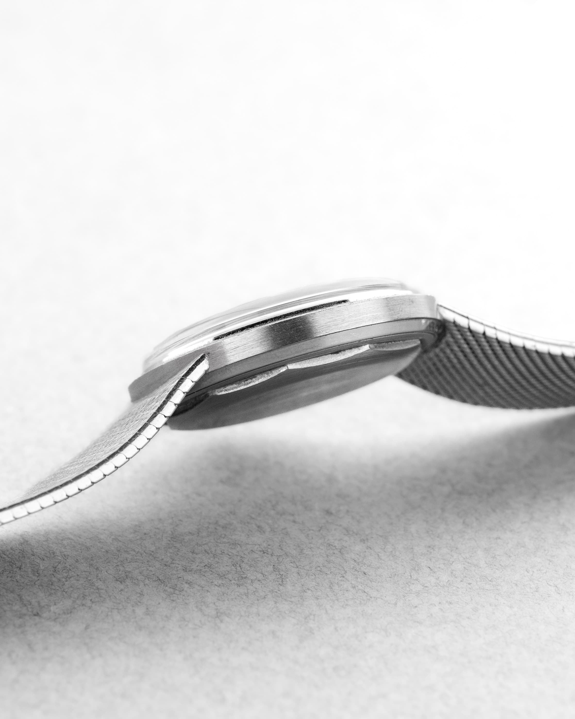 6TFR Patek Philippe Calatrava 3445/6 Automatique « Florentine » en or blanc circa 1968 - Left side