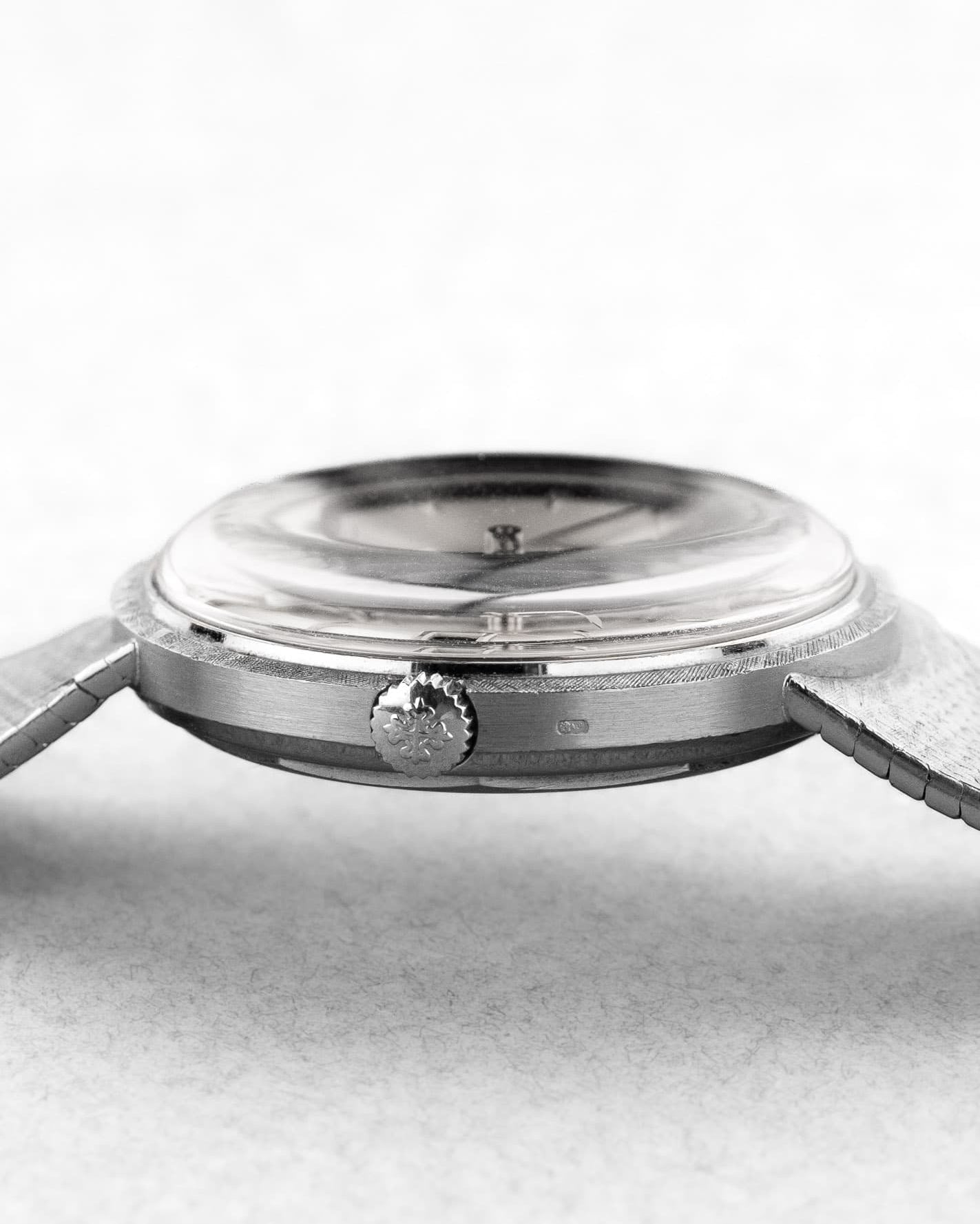 6TFR Patek Philippe Calatrava 3445/6 Automatique « Florentine » en or blanc circa 1968 - Right side