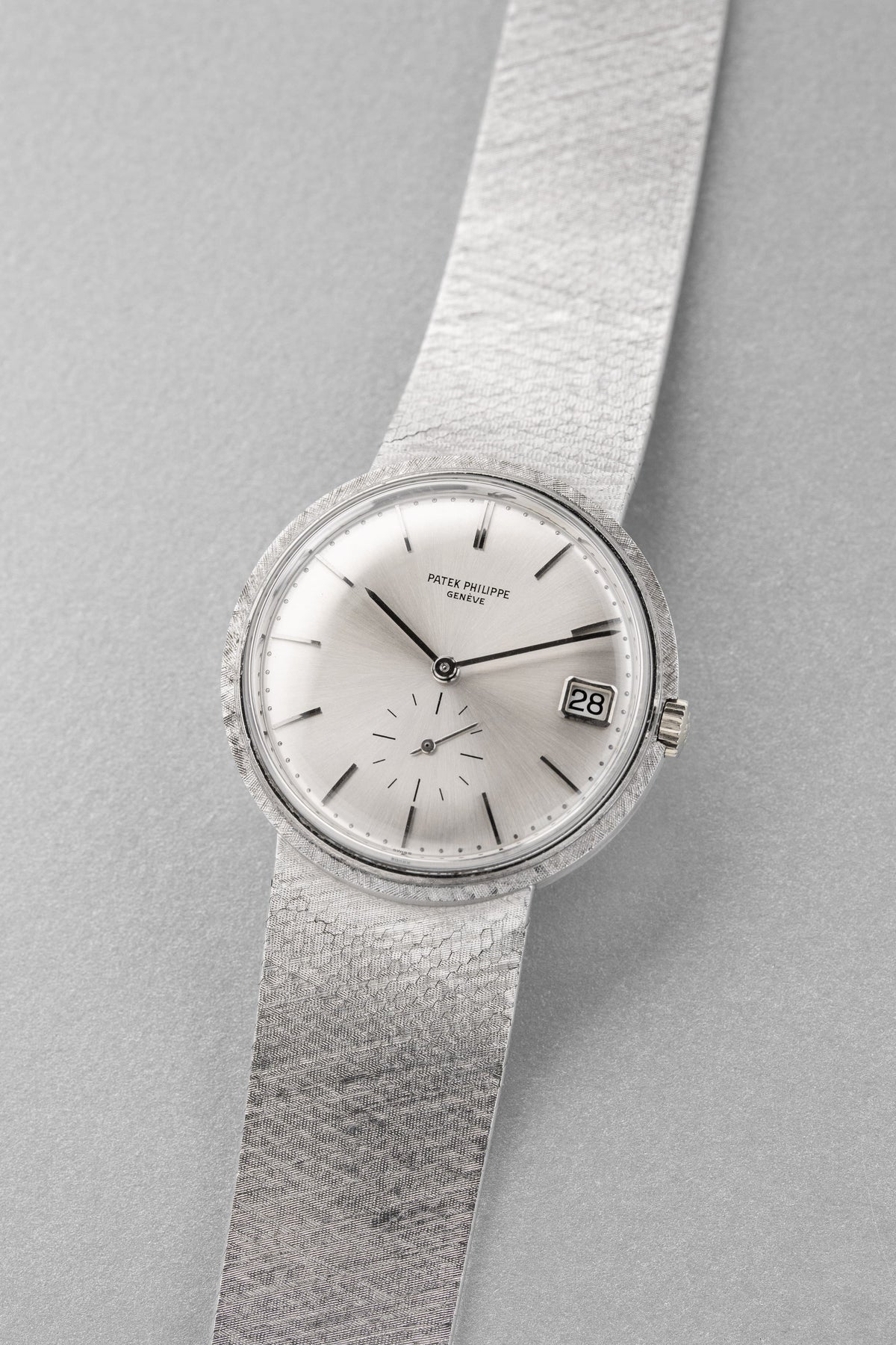 6TFR Patek Philippe Calatrava 3445/6 自動上鍊「Florentine」白金腕錶,circa 1968 - 四分之三視角