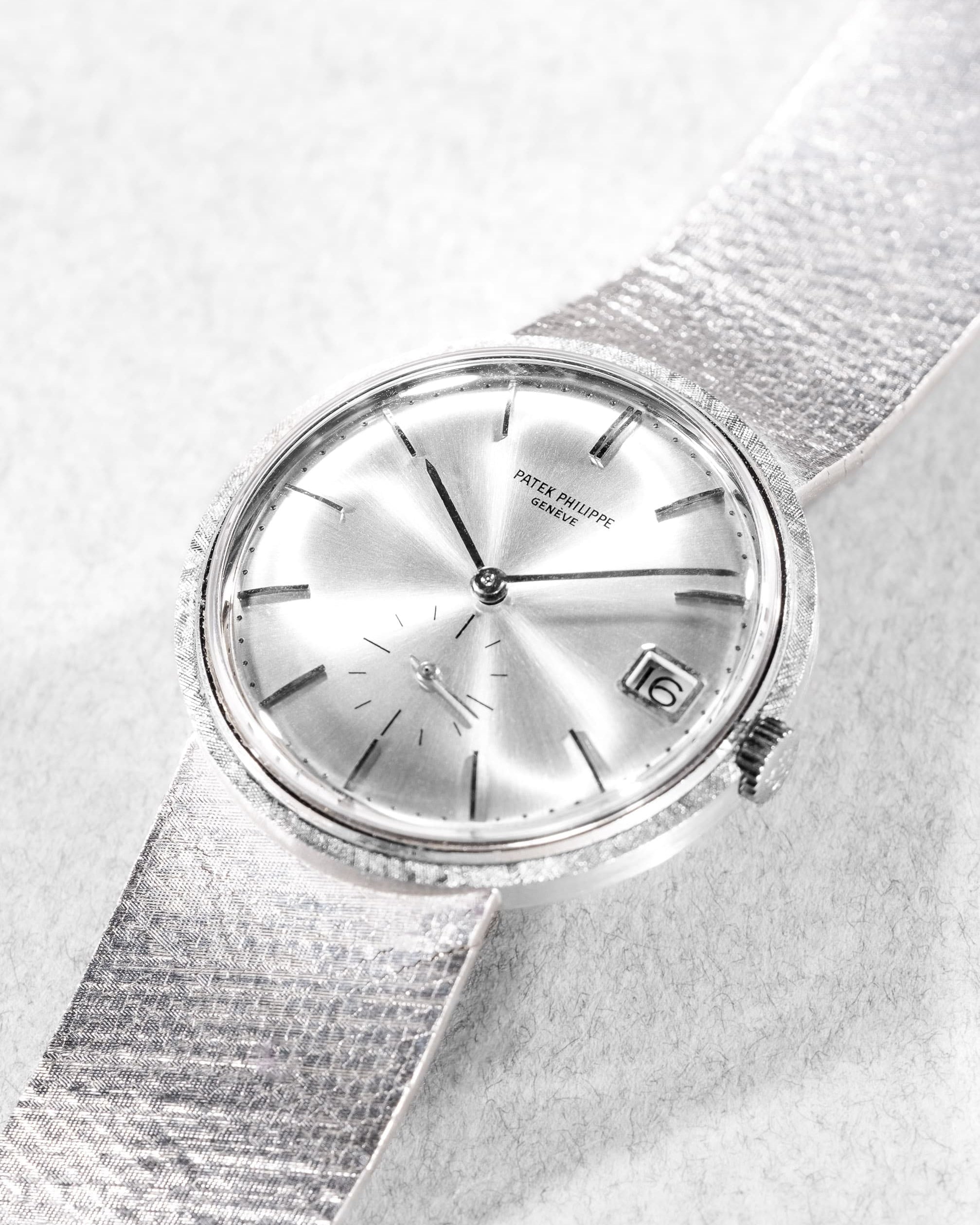 6TFR Patek Philippe Calatrava 3445/6 Automatique « Florentine » en or blanc circa 1968 - Three Quarters