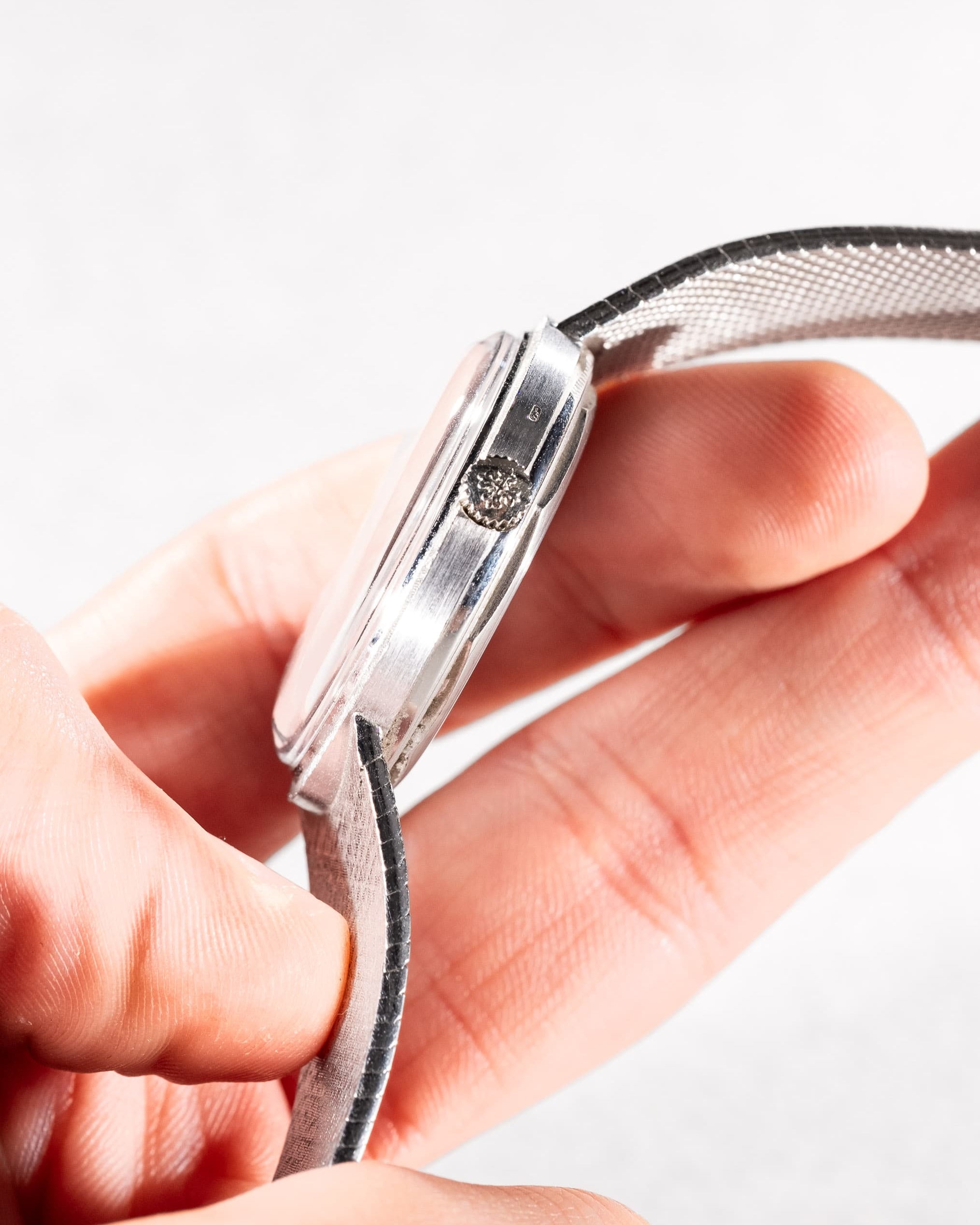 6TFR Patek Philippe Calatrava 3445/6 Automatique « Florentine » en or blanc circa 1968 - Wristshot