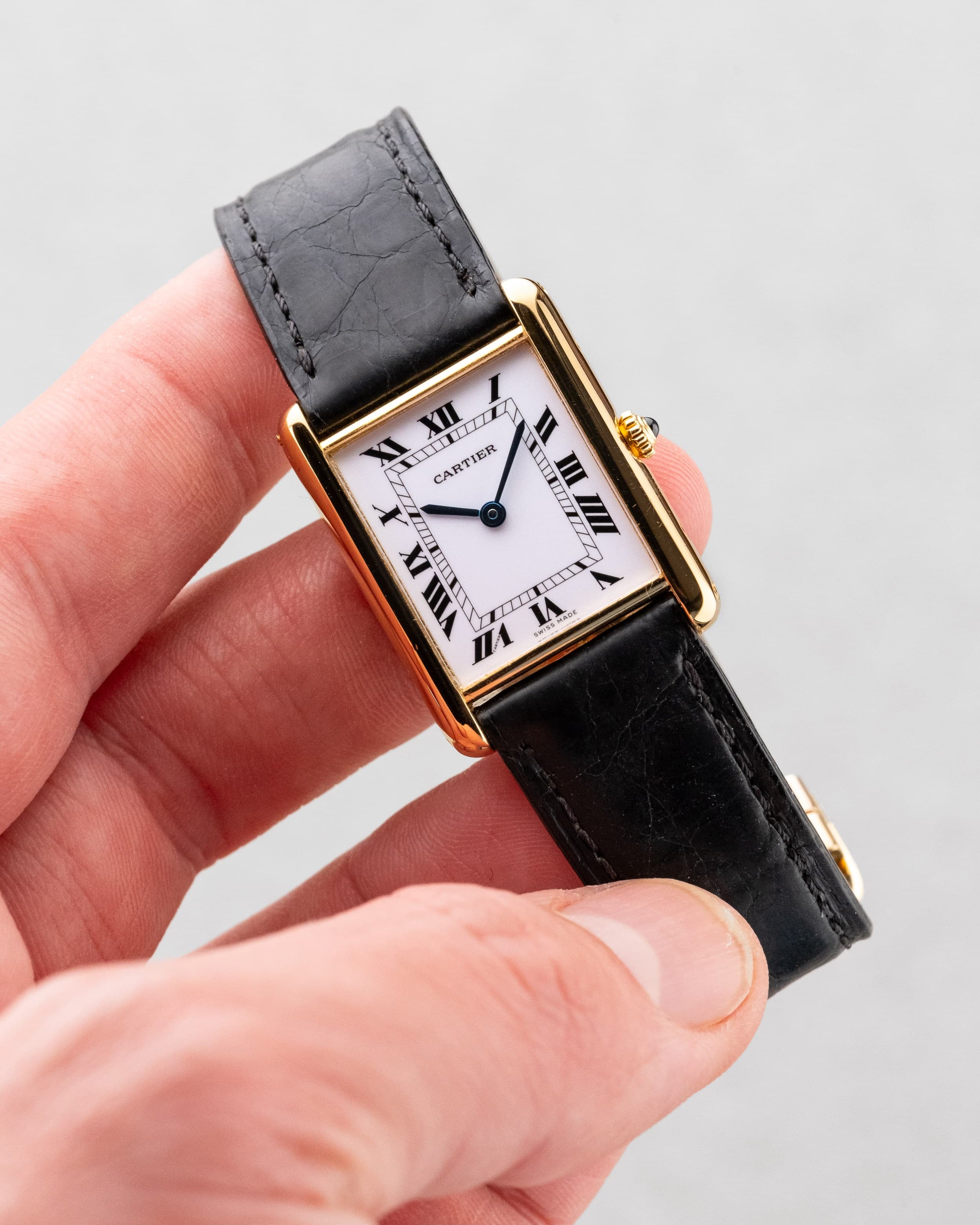 SFL7 Cartier Tank Louis réf. 88105 en or jaune, circa 1985 – Boucle déployante d'origine en or et parfait état - Lifestyle