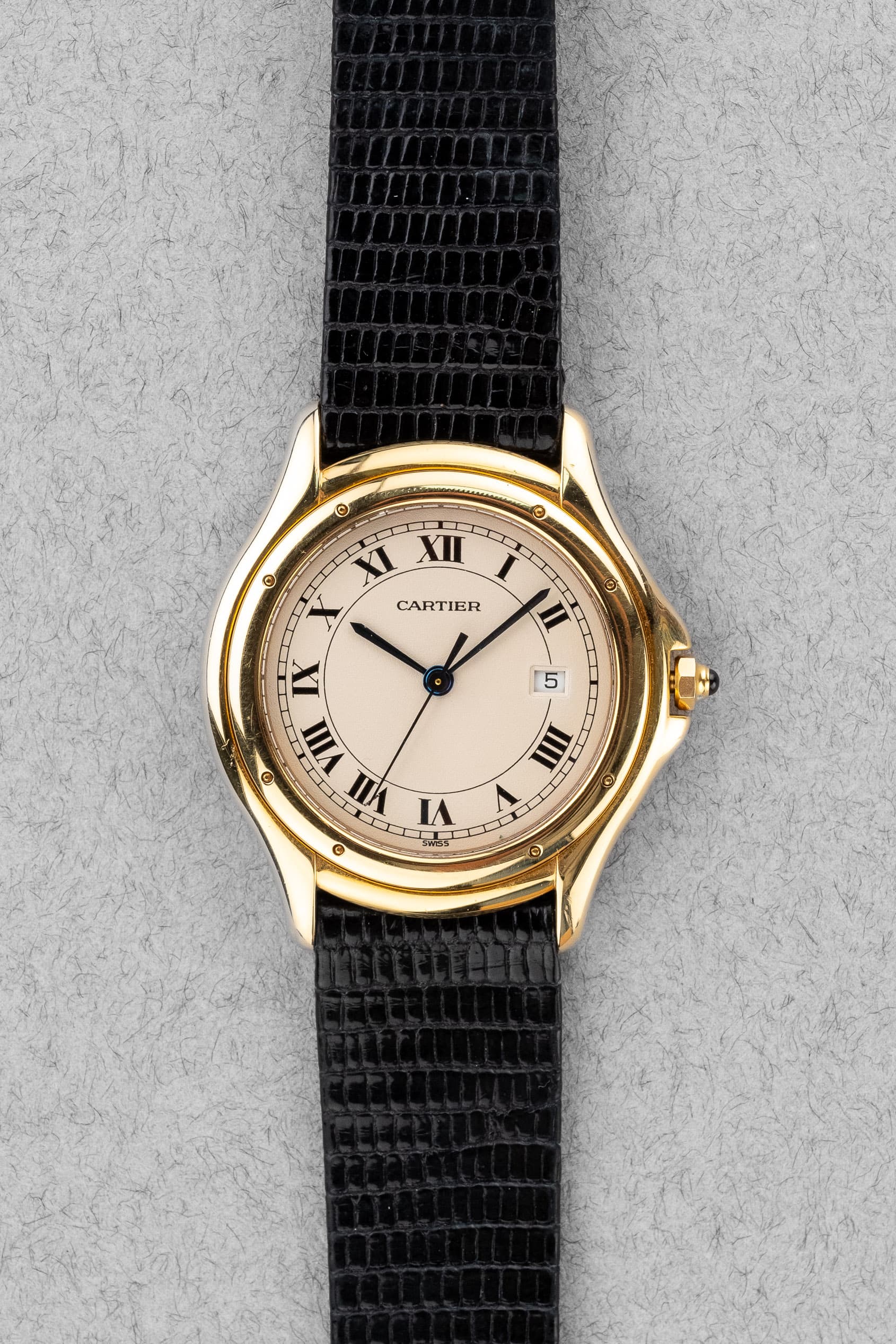 767Y Cartier Cougar 887904C en or jaune - Front