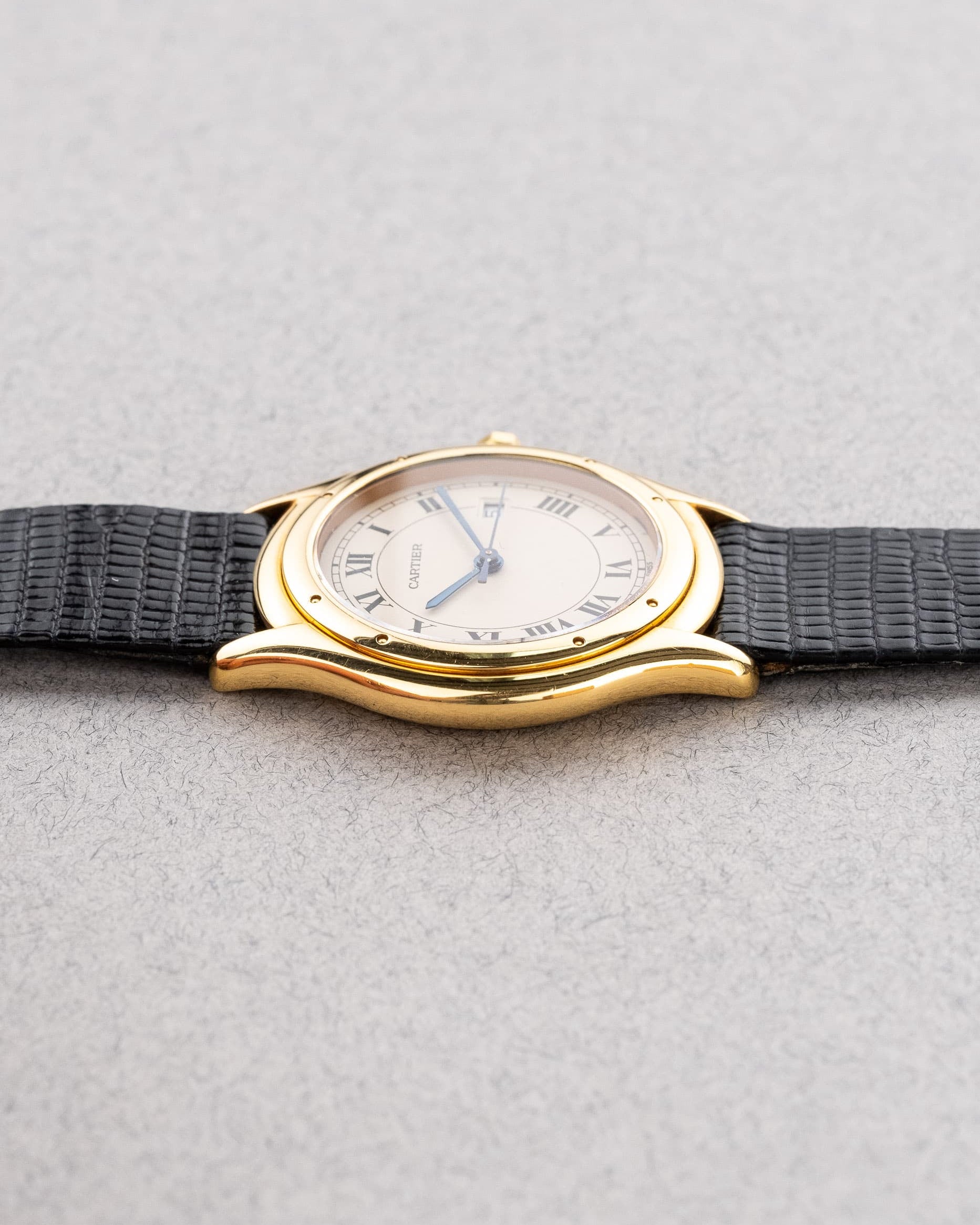 767Y Cartier Cougar 887904C en or jaune - Left side