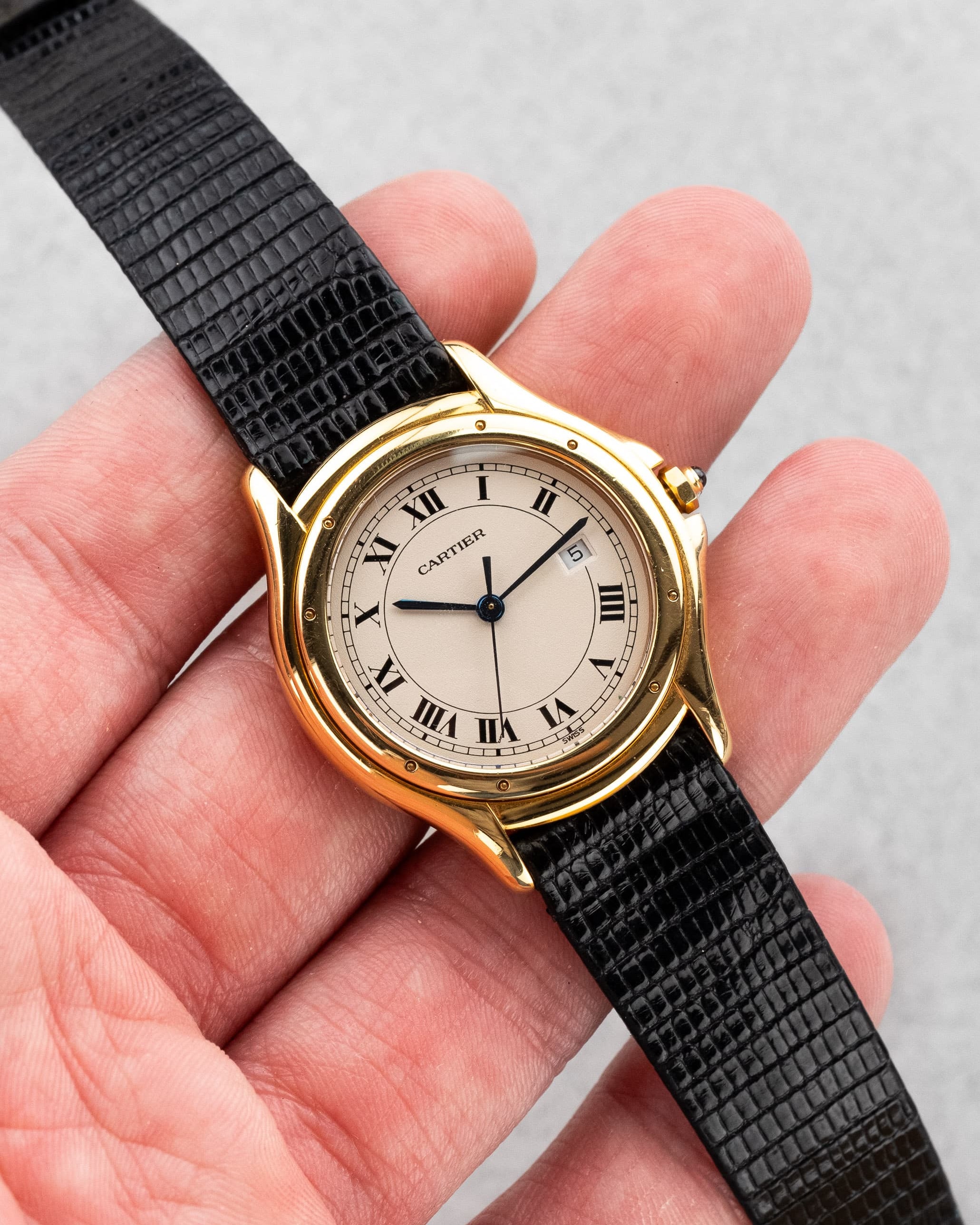 767Y Cartier Cougar 887904C en or jaune - Lifestyle