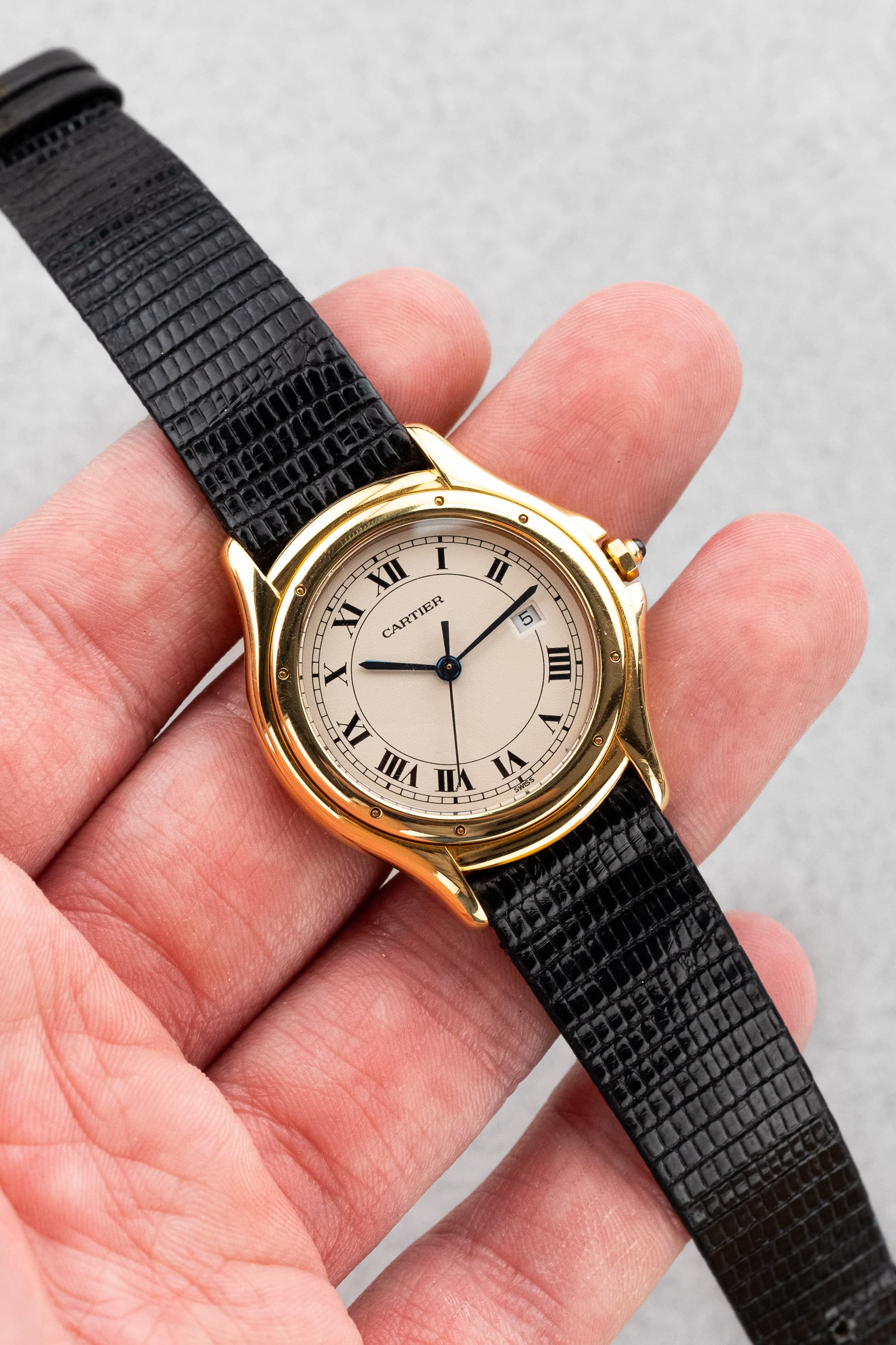 767Y Cartier Cougar 887904C en or jaune - Lifestyle