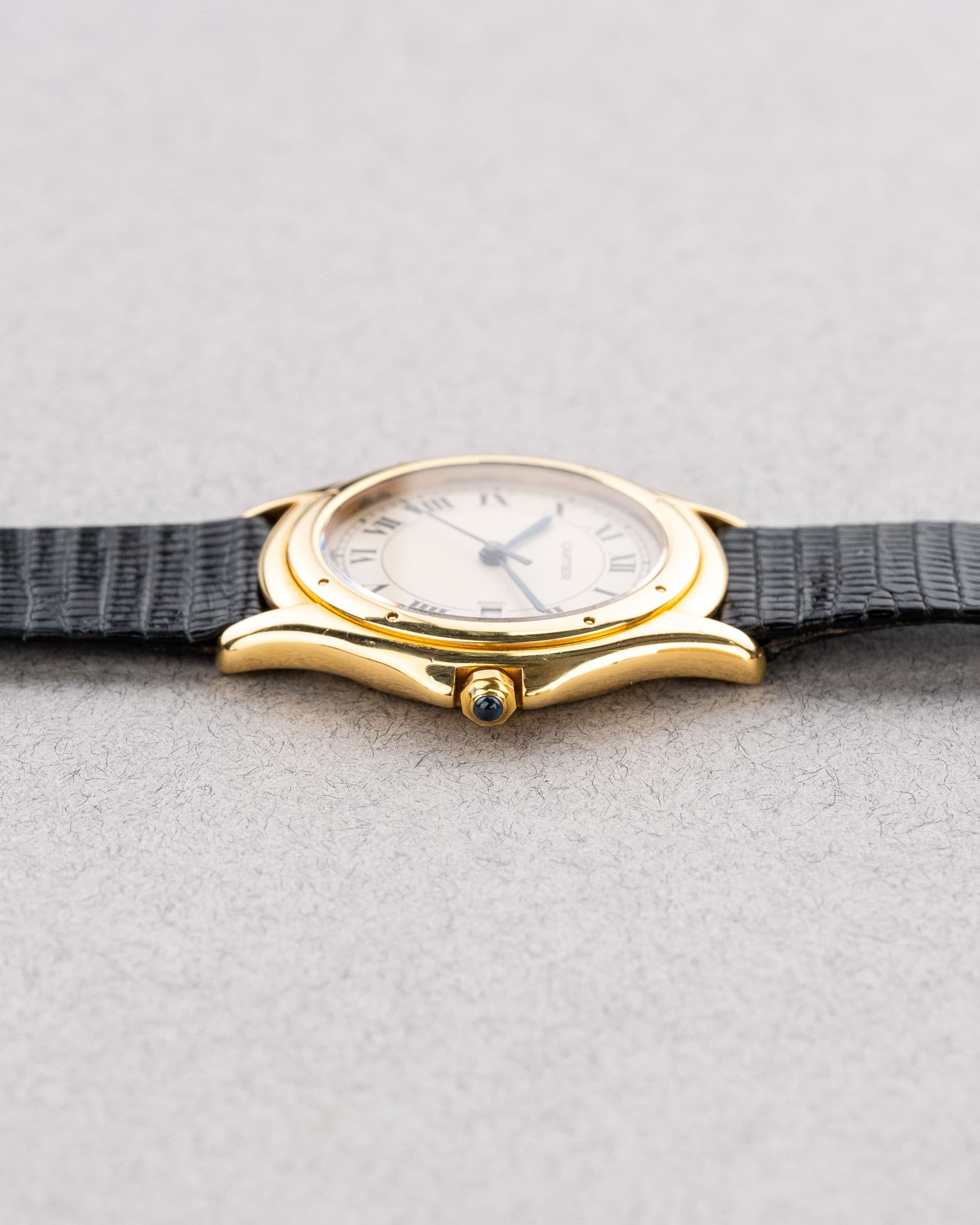 767Y Cartier Cougar 887904C en or jaune - Right side