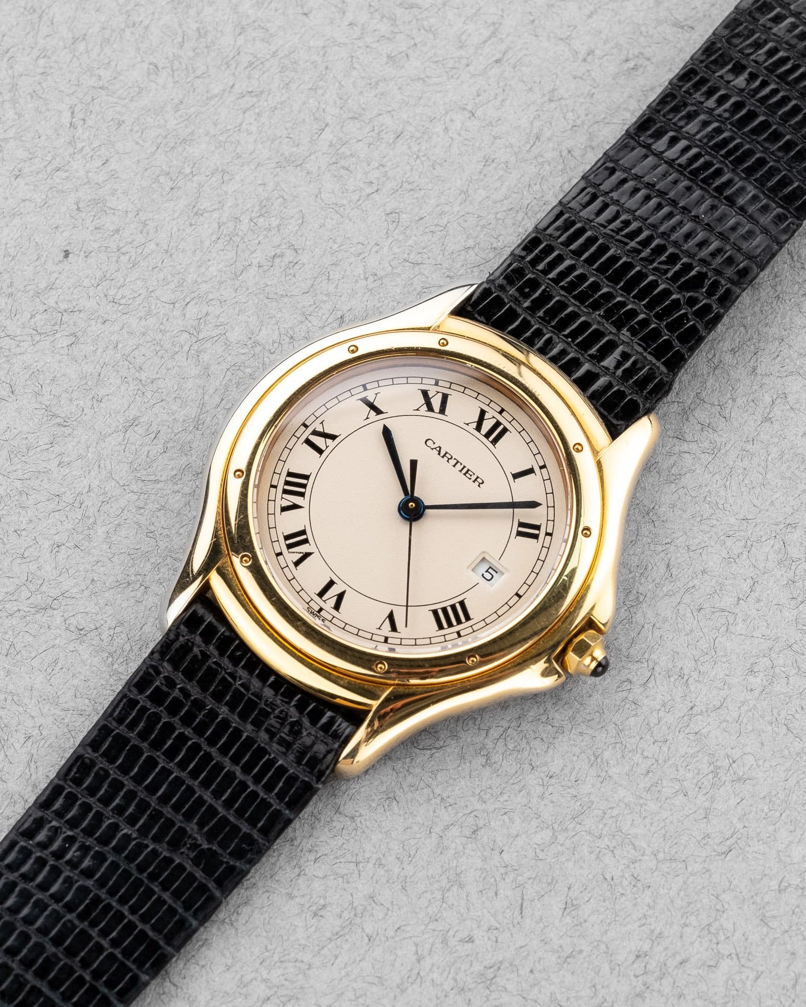 767Y Cartier Cougar 887904C en or jaune - Three Quarters