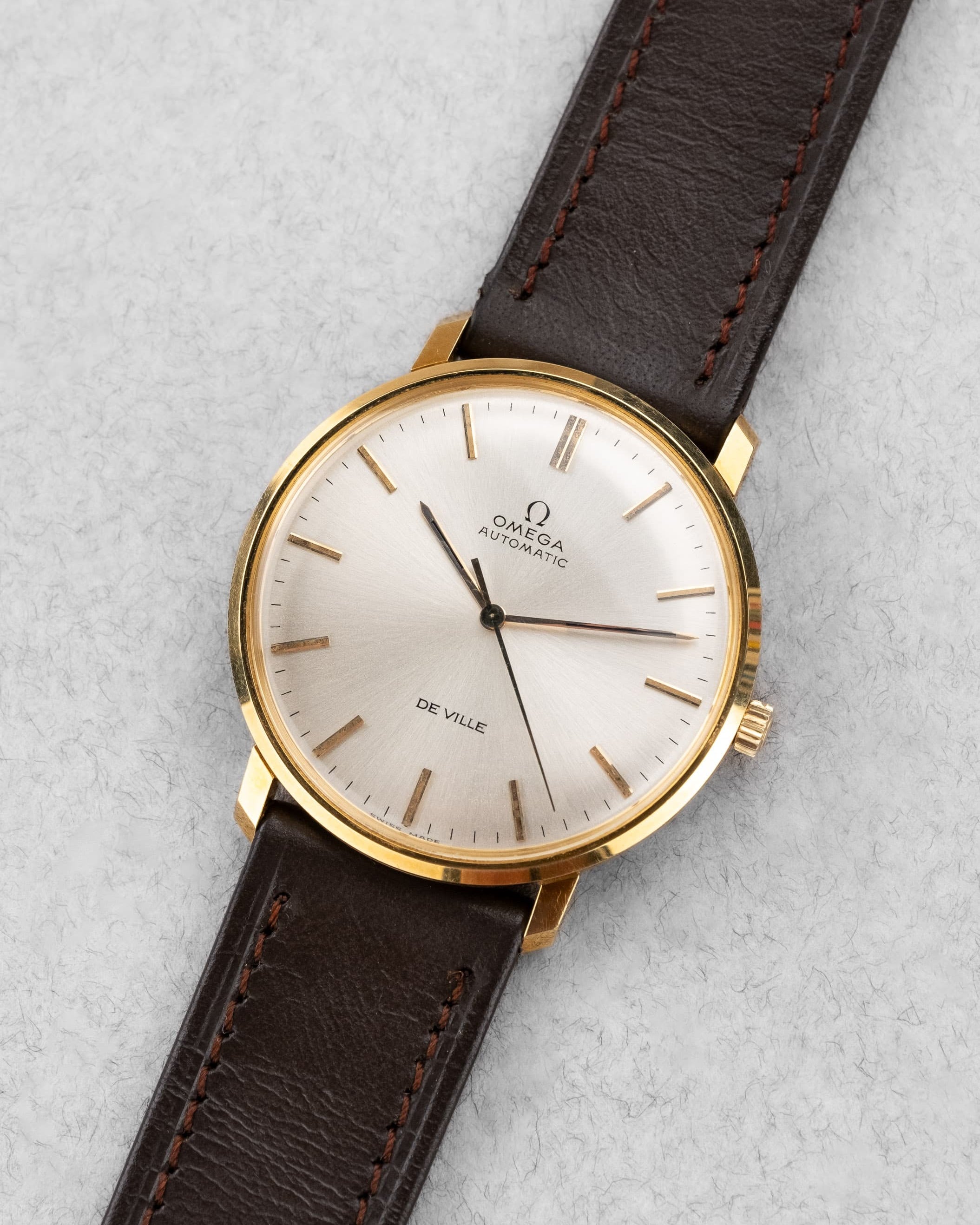 L6DP Omega De Ville Automatic réf. 161.024 en or jaune 18 carats de 1968 – NOS + Facture d'origine - Three Quarters