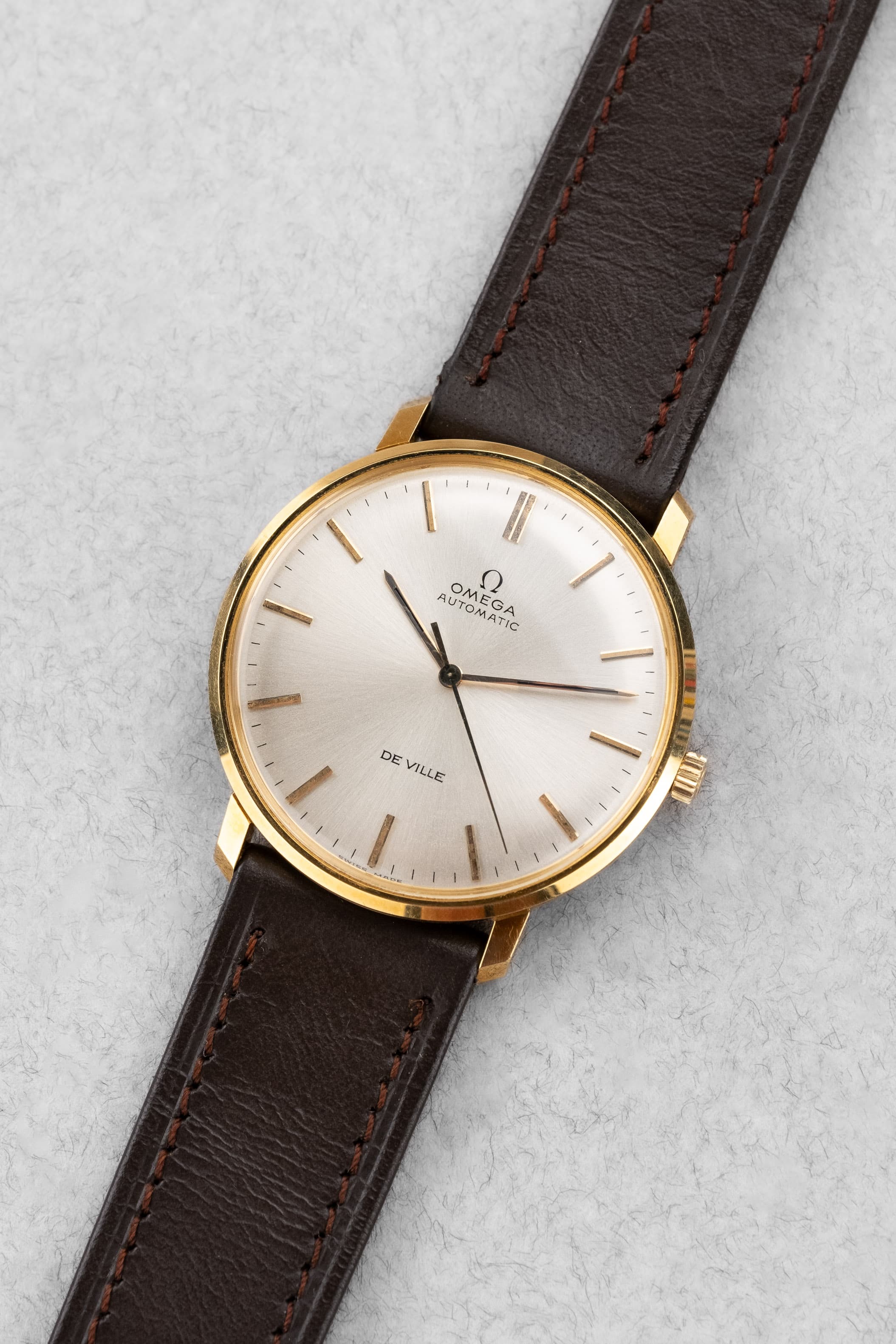 L6DP Omega De Ville Automatic réf. 161.024 en or jaune 18 carats de 1968 – NOS + Facture d'origine - Three Quarters