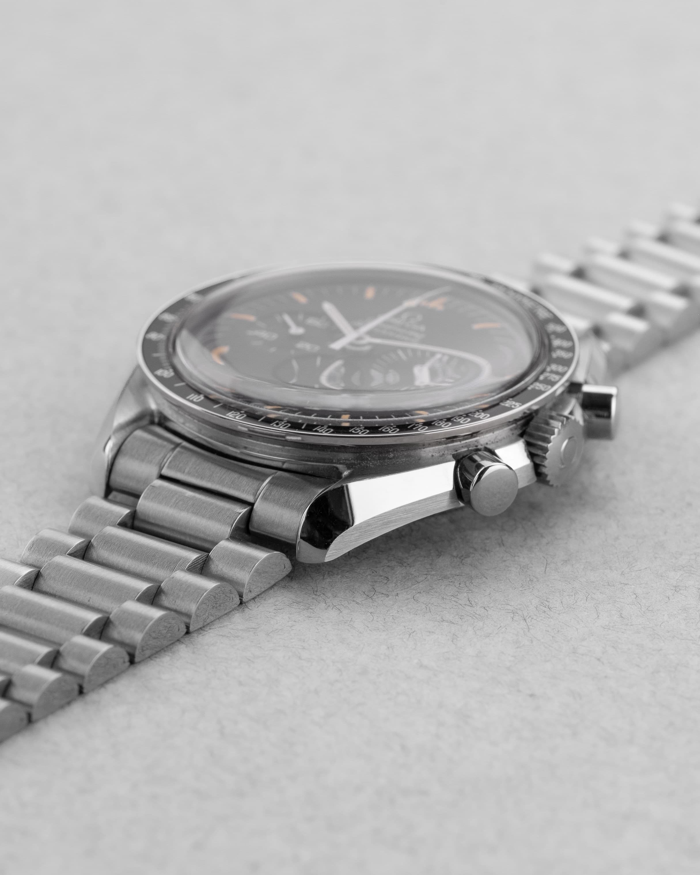 K2XS Omega Speedmaster Moonwatch « Long S & R » réf. 3590.50/145.022 circa 1990 – Patine + Bracelet 1450 - Feature