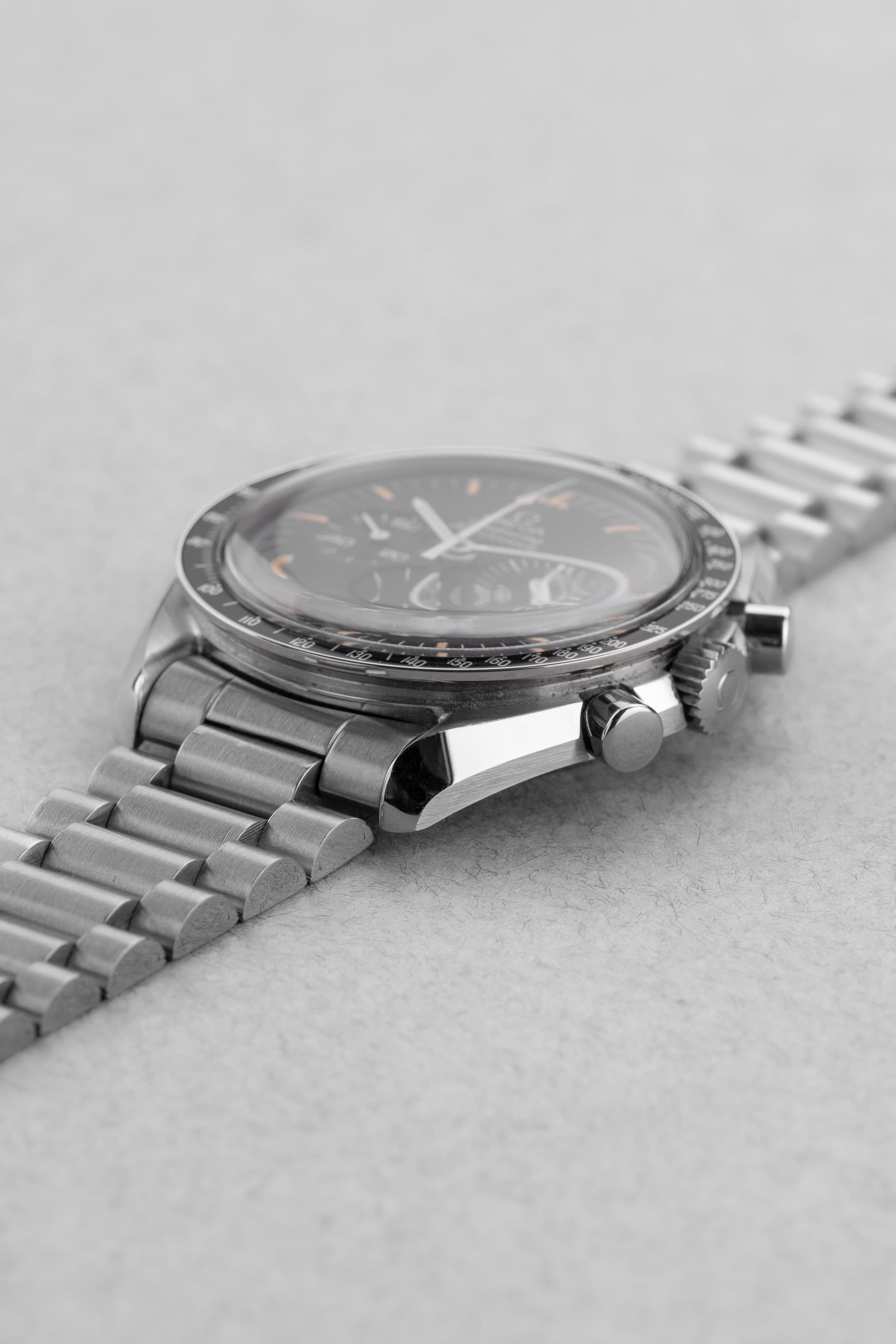 K2XS Omega Speedmaster Moonwatch « Long S & R » réf. 3590.50/145.022 circa 1990 – Patine + Bracelet 1450 - Feature