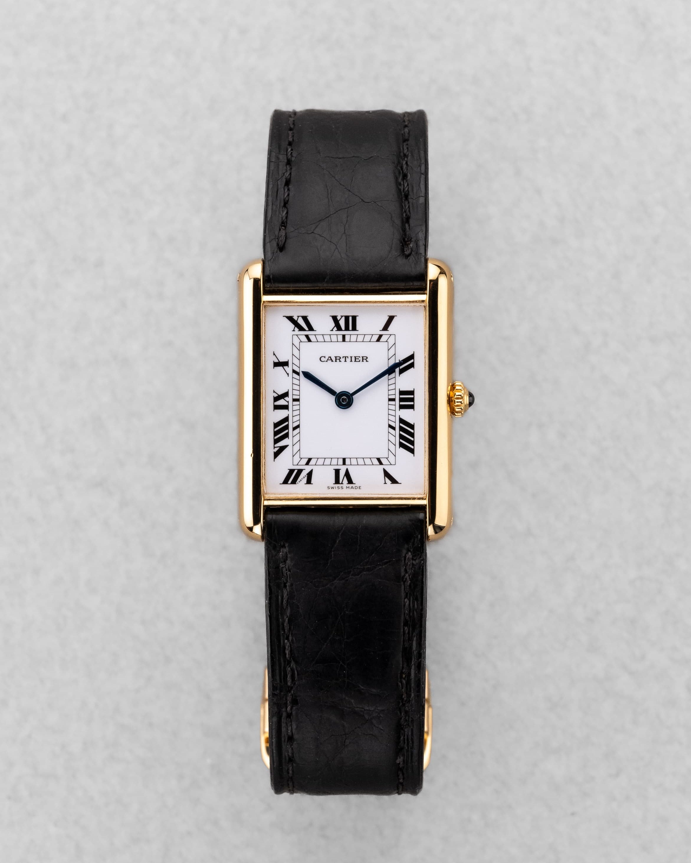 SFL7 Cartier Tank Louis réf. 88105 en or jaune, circa 1985 – Boucle déployante d'origine en or et parfait état - Front