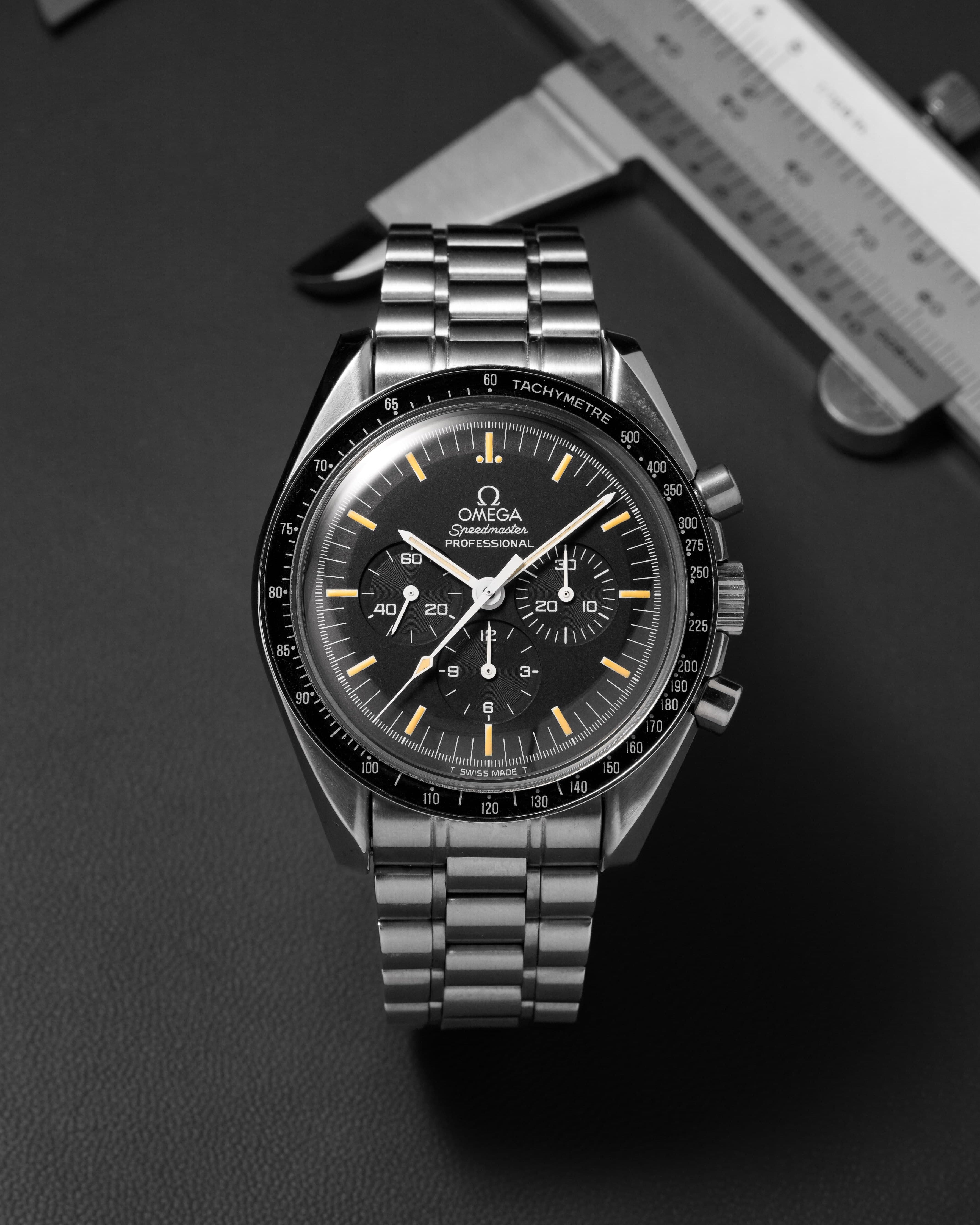 8H6E Omega Speedmaster Moonwatch ref. 3590.50/145.022 circa 1992 – Tritium patinato - Panoramica