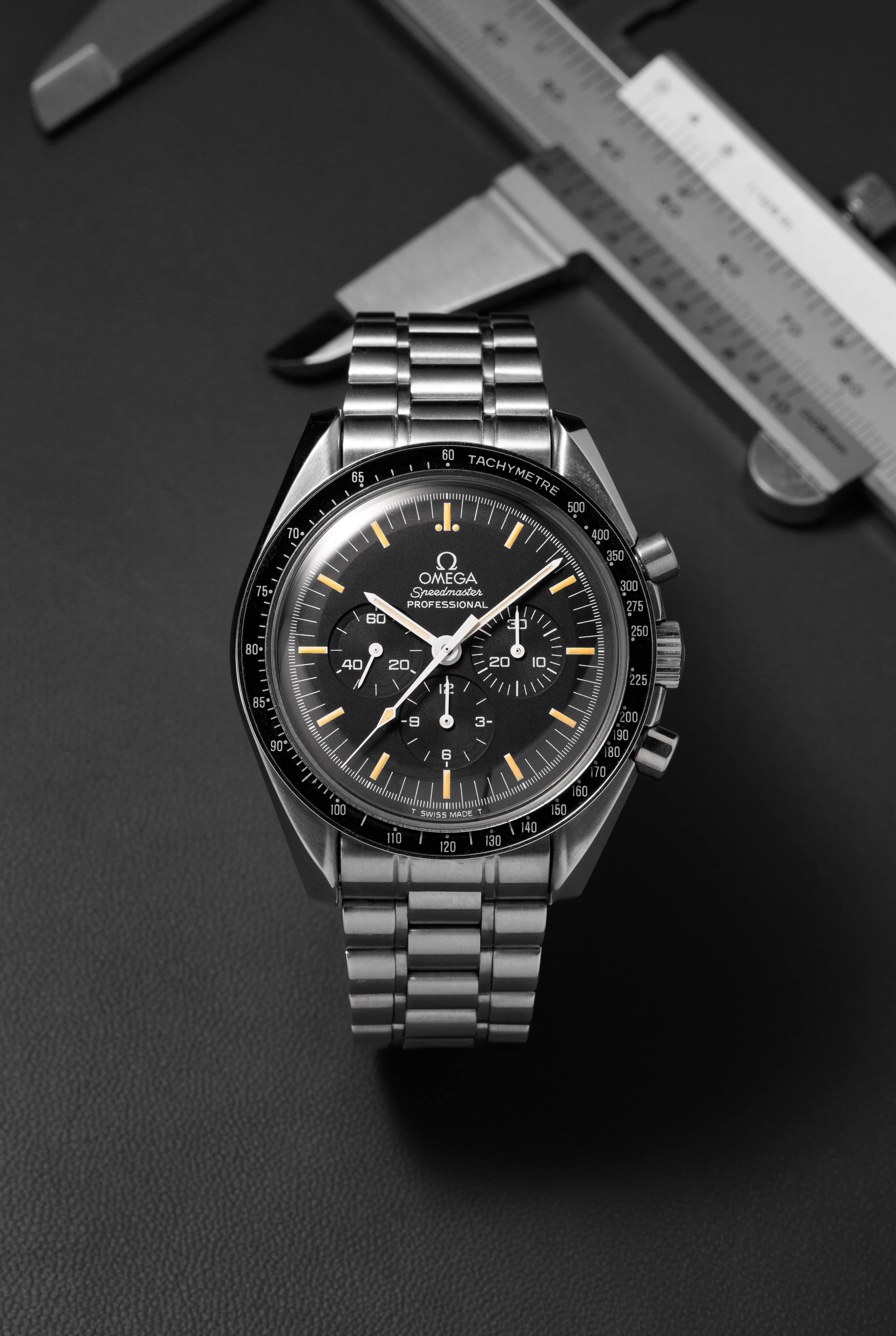 8H6E Omega Speedmaster Moonwatch ref. 3590.50/145.022 circa 1992 – Tritium patinato - Panoramica