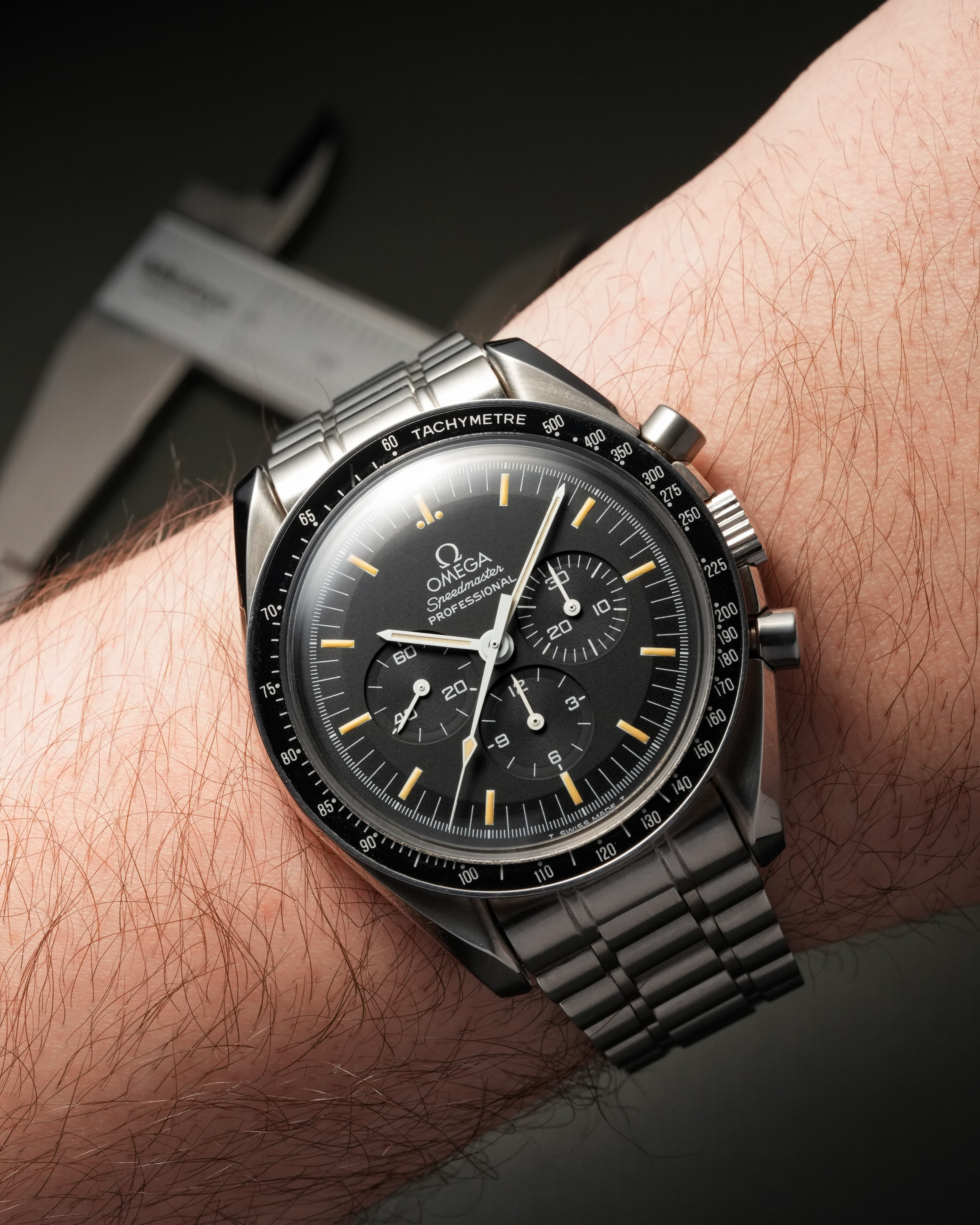 8H6E Omega Speedmaster Moonwatch ref. 3590.50/145.022 circa 1992 – Tritium patinato - Wristshot