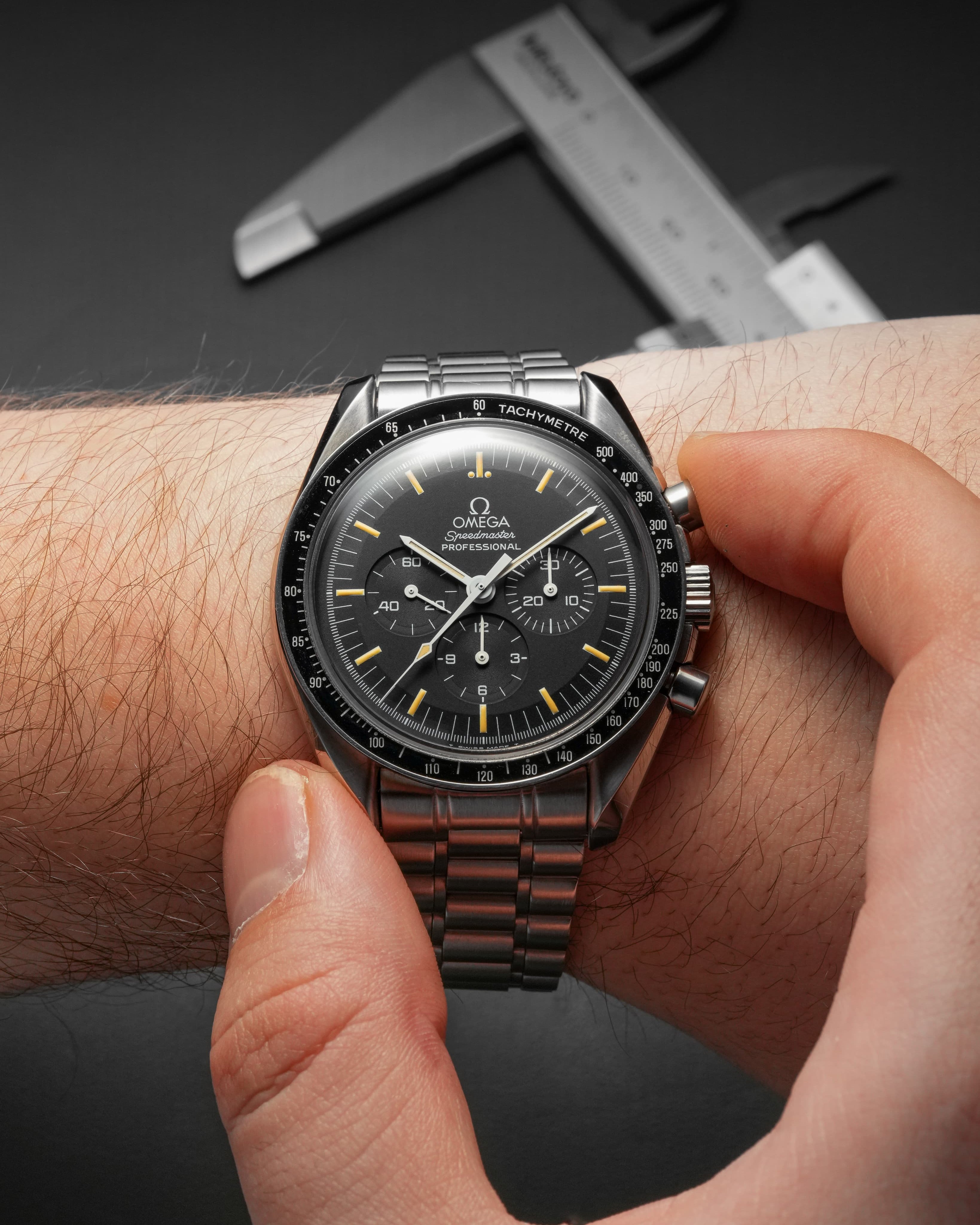 8H6E Omega Speedmaster Moonwatch ref. 3590.50/145.022 circa 1992 – Tritium patinato - Wristshot