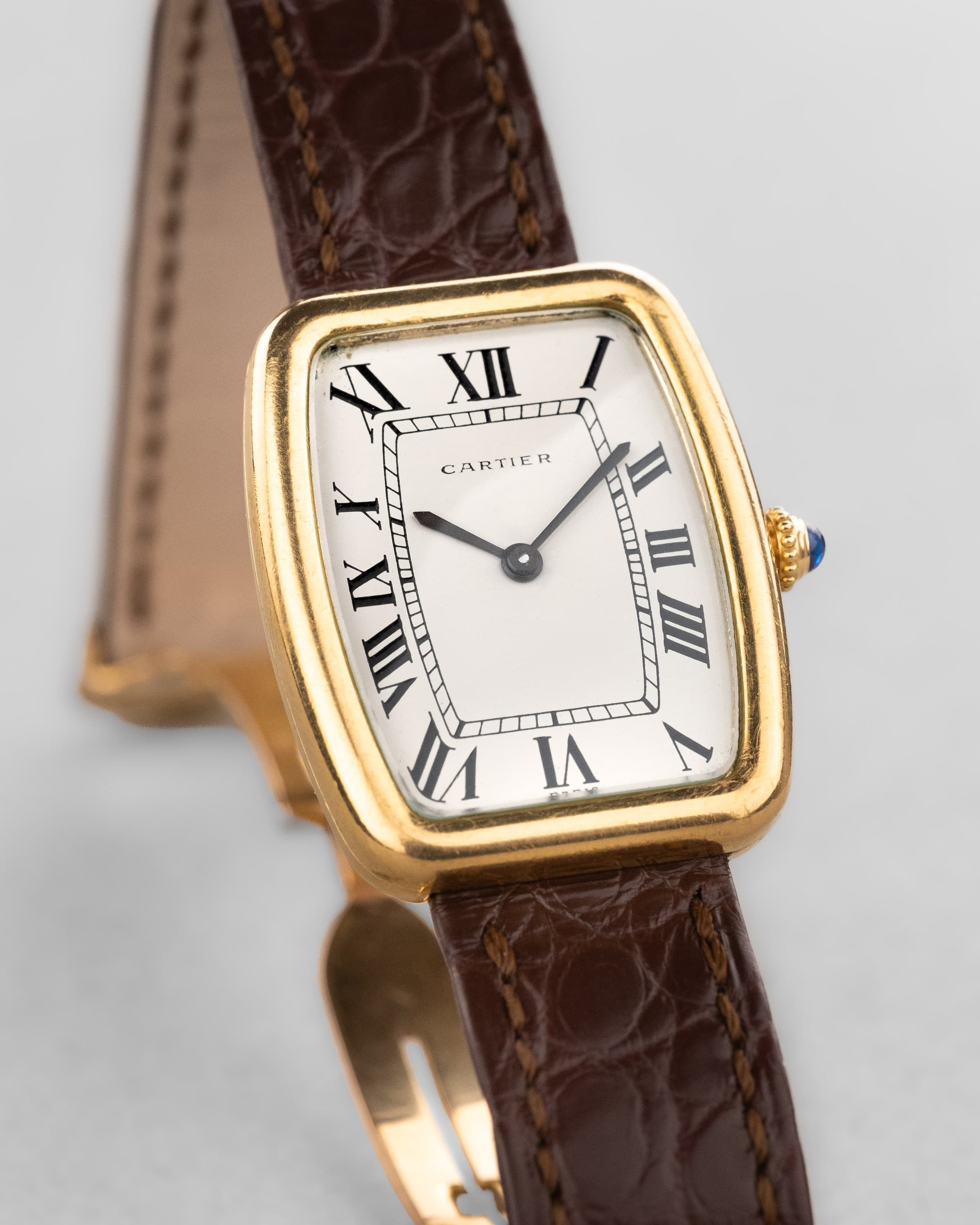 8URX Cartier « Tank Fabergé/Square Incurvée PARIS » réf. 78101 en or jaune, circa 1973 - Feature