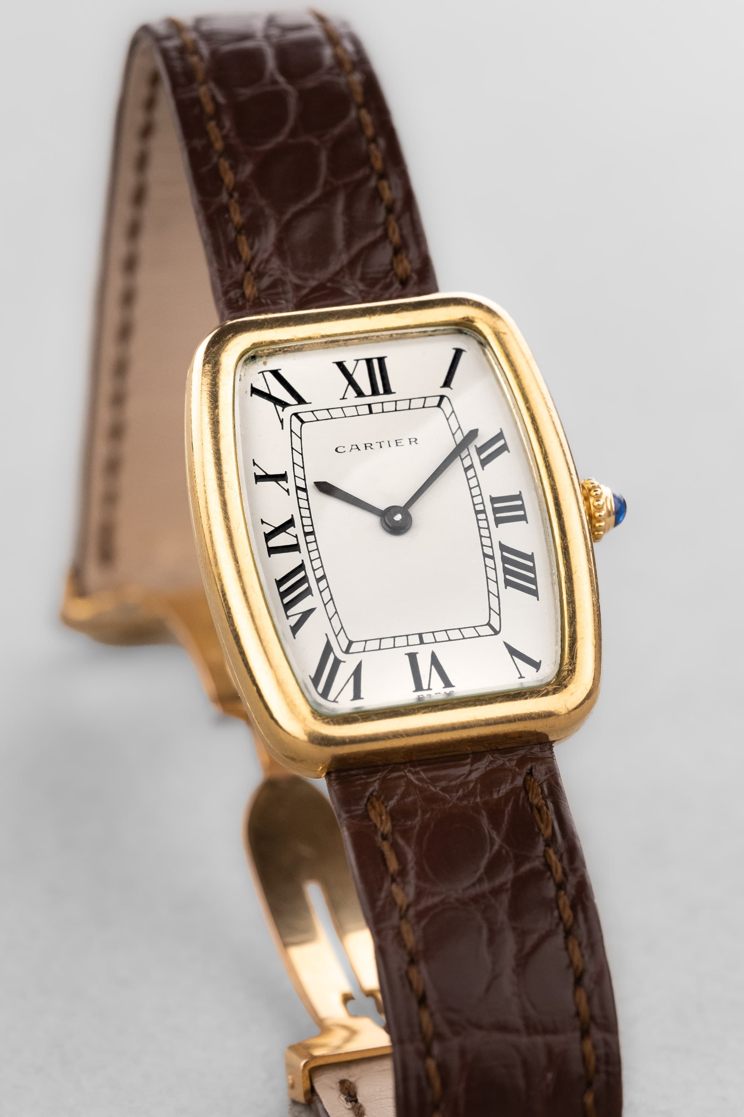 8URX Cartier « Tank Fabergé/Square Incurvée PARIS » réf. 78101 en or jaune, circa 1973 - Feature