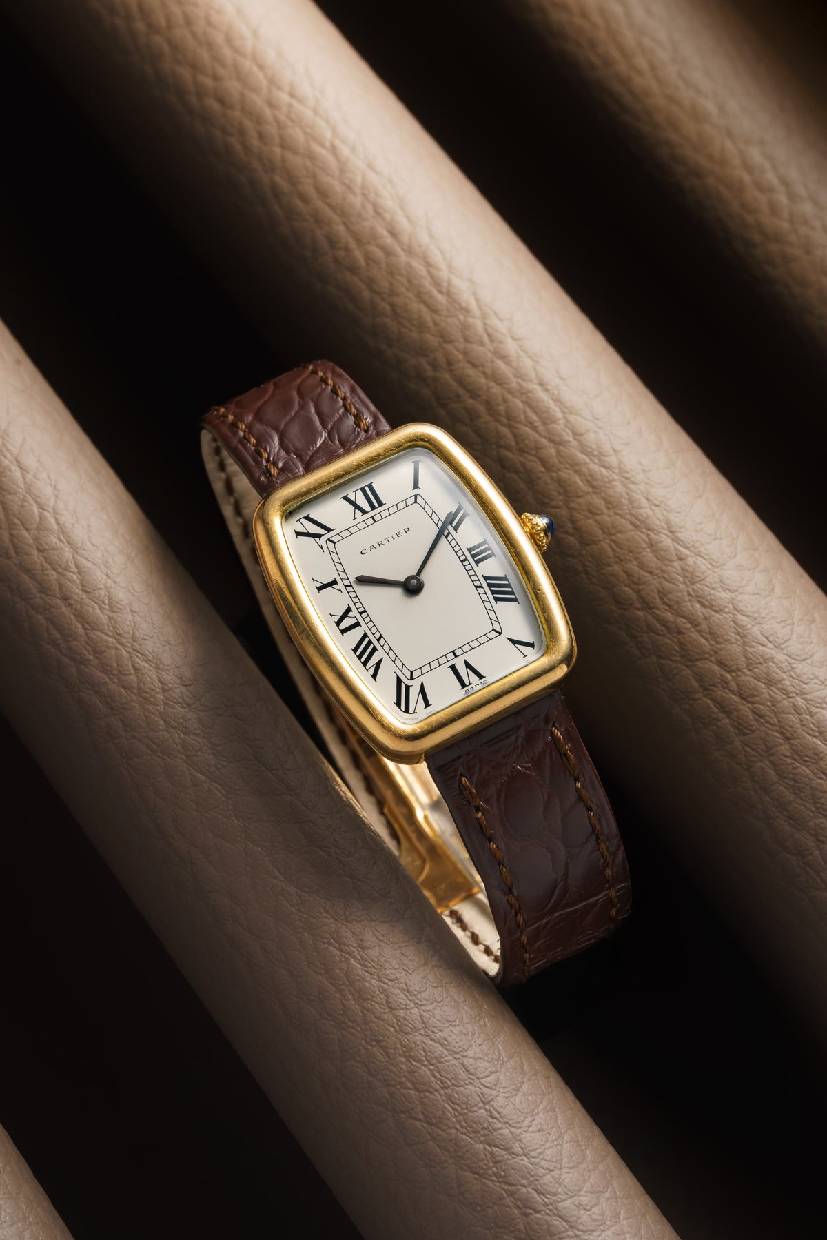 8URX Cartier 「Tank Fabergé/Square Incurvée PARIS」 ref. 78101, 옐로우 골드, circa 1973 - 라이프스타일