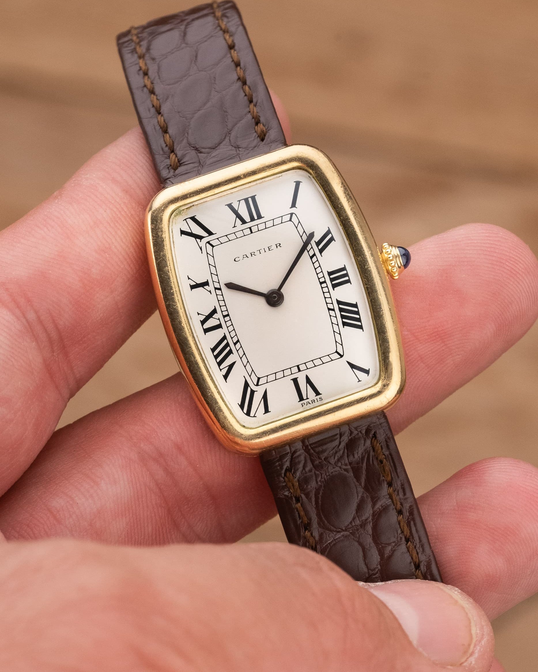 8URX Cartier « Tank Fabergé/Square Incurvée PARIS » réf. 78101 en or jaune, circa 1973 - Lifestyle