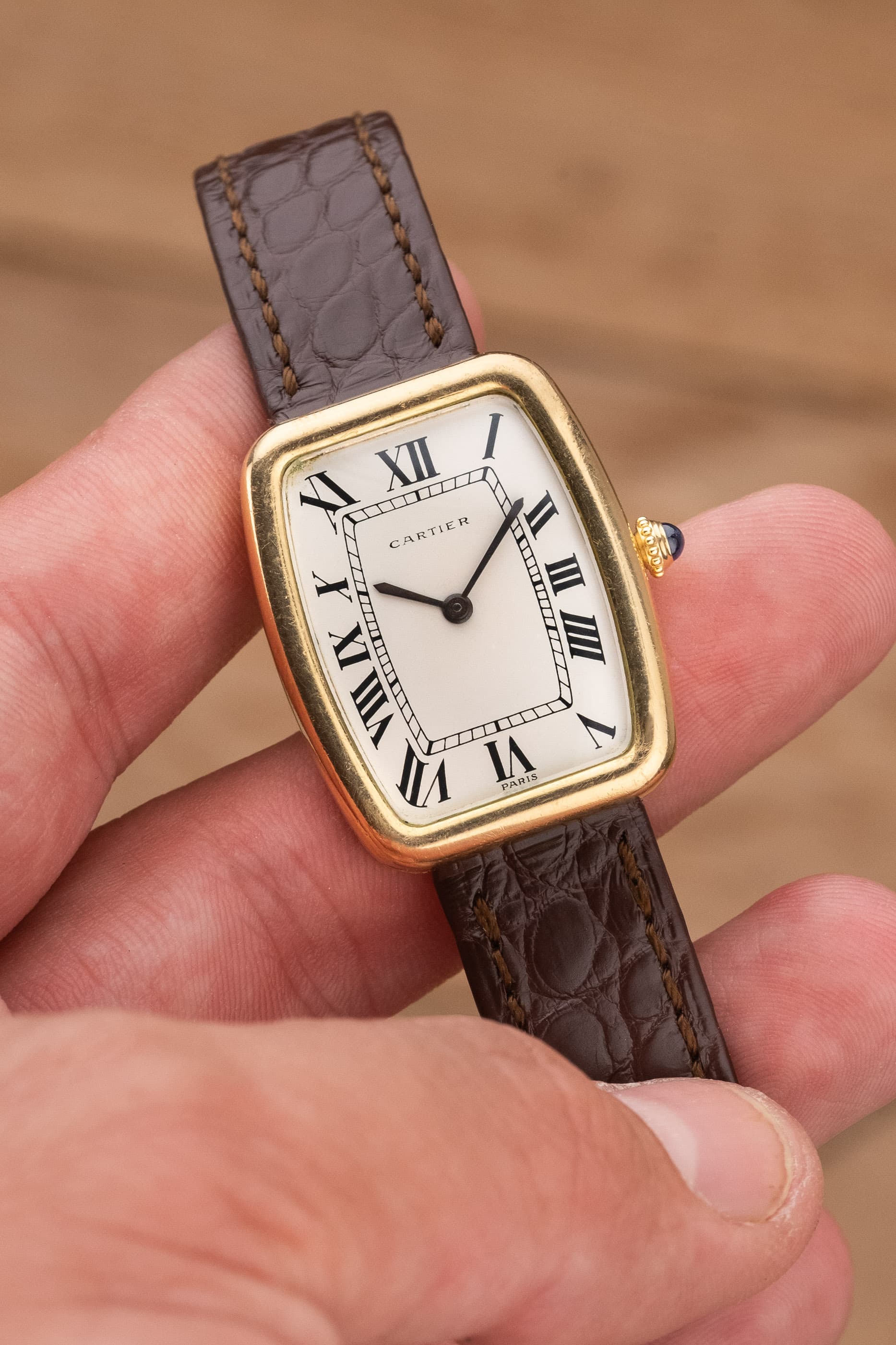 8URX Cartier « Tank Fabergé/Square Incurvée PARIS » réf. 78101 en or jaune, circa 1973 - Lifestyle