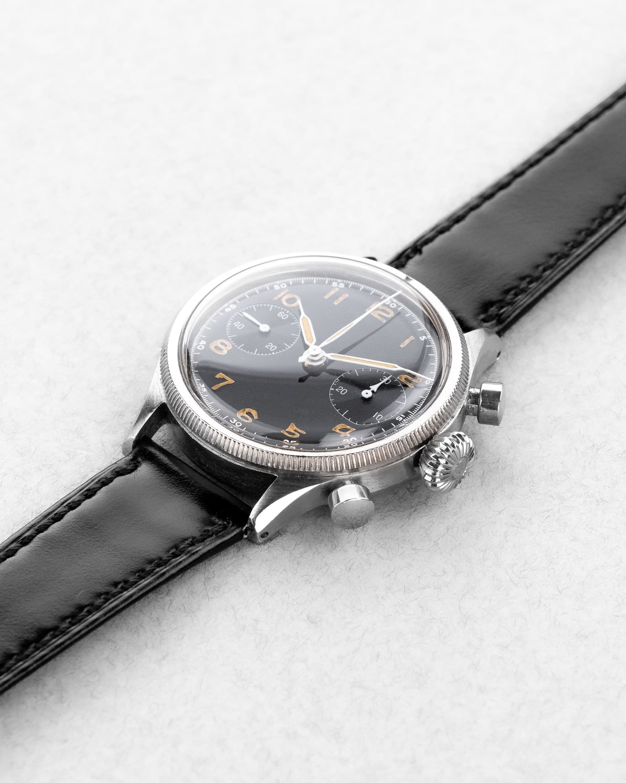 P4P7 Exceptionnel chronographe Breguet Type 20 militaire 5101/54 de 1ère génération, cadran « Glossy Gilt »/Laqué, livré au Ministère de l'Air en 1956 - Front