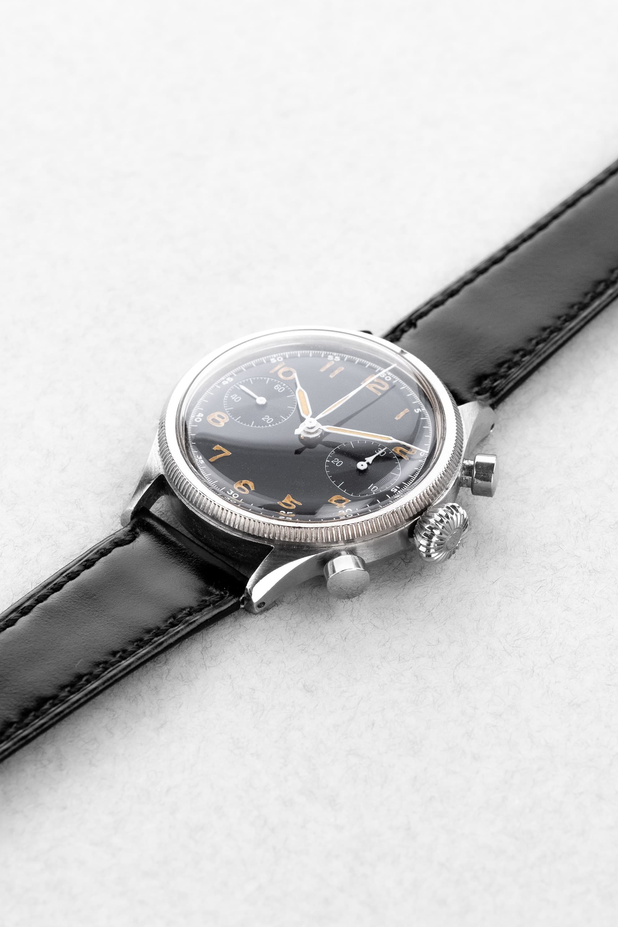 P4P7 卓越した Breguet Type 20 軍用クロノグラフ 5101/54 第1世代、ダイヤル「Glossy Gilt」/ラッカー、1956年に空軍省に納入 - 正面