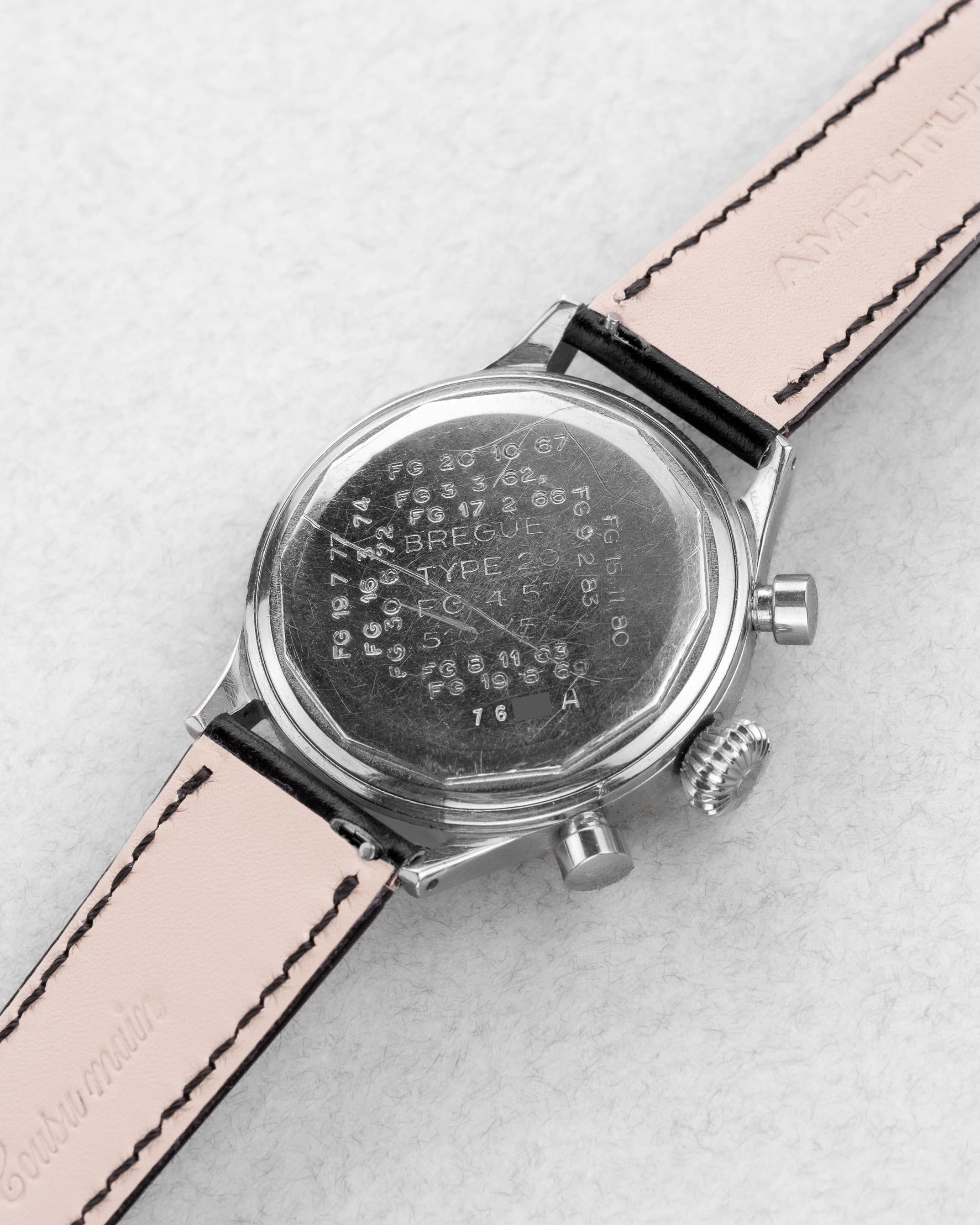 P4P7 Exceptionnel chronographe Breguet Type 20 militaire 5101/54 de 1ère génération, cadran « Glossy Gilt »/Laqué, livré au Ministère de l'Air en 1956 - Back