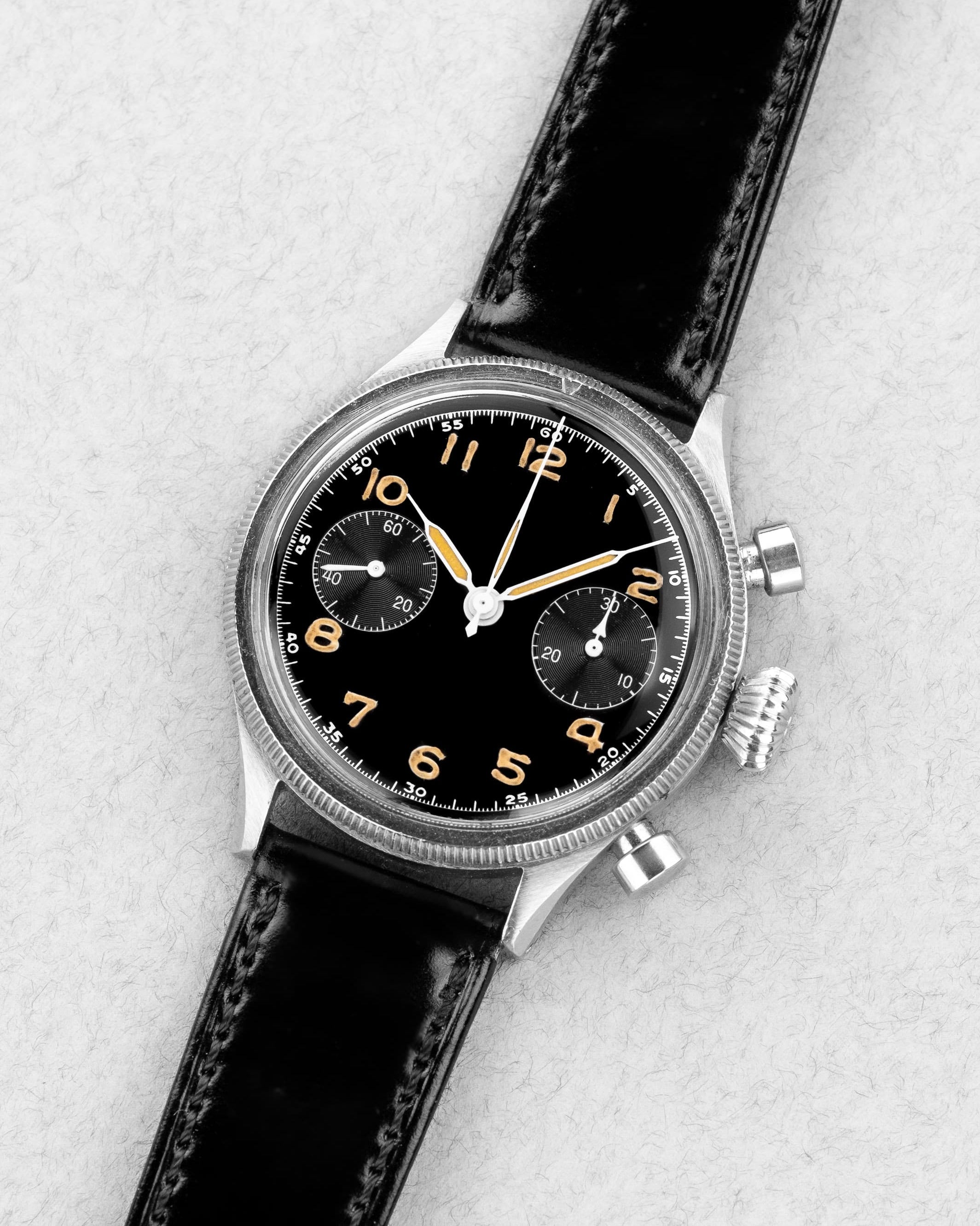 P4P7 Exceptionnel chronographe Breguet Type 20 militaire 5101/54 de 1ère génération, cadran « Glossy Gilt »/Laqué, livré au Ministère de l'Air en 1956 - Three Quarters