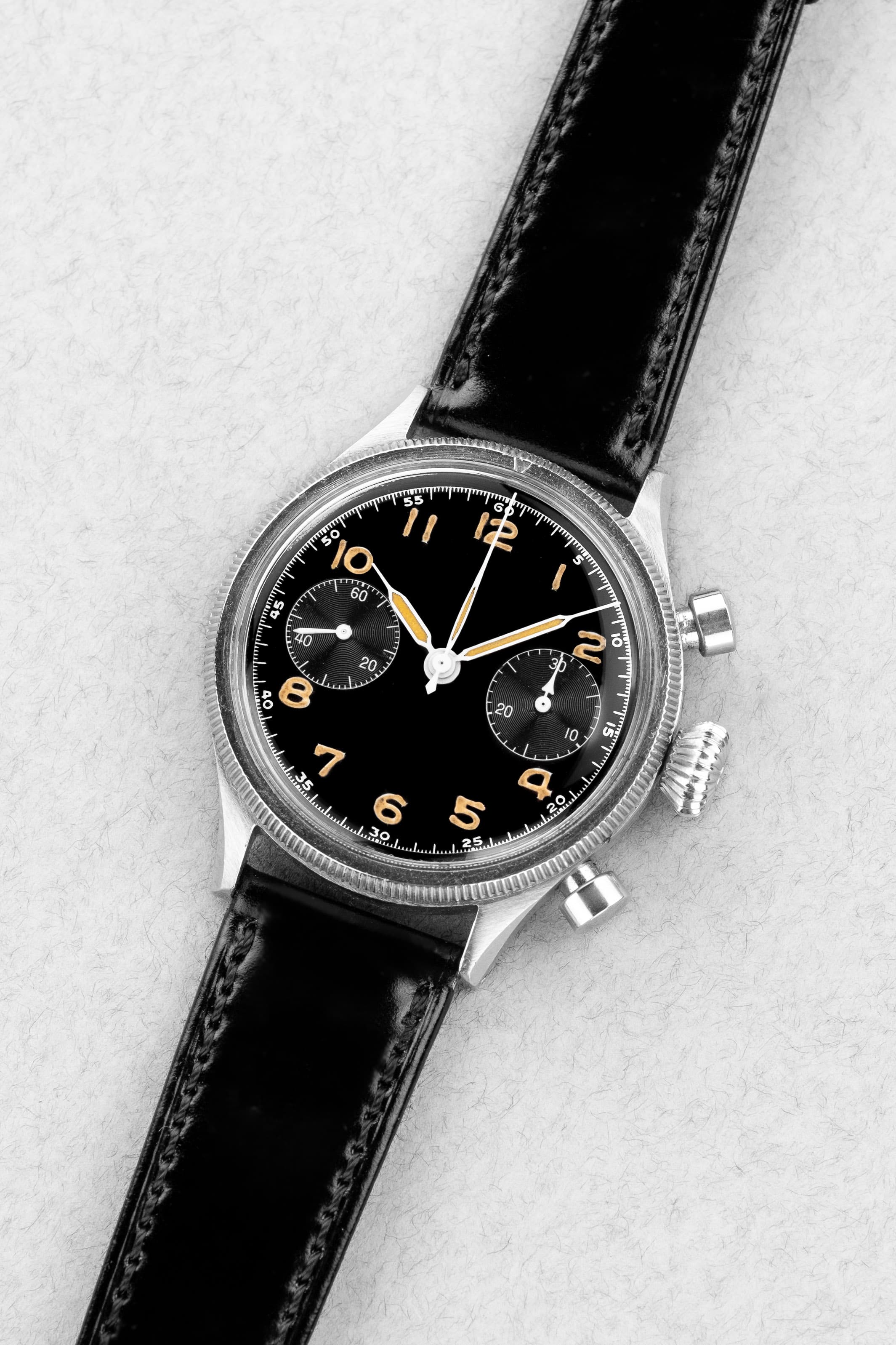 P4P7 卓越した Breguet Type 20 軍用クロノグラフ 5101/54 第1世代、ダイヤル「Glossy Gilt」/ラッカー、1956年に空軍省に納入 - 斜め45度