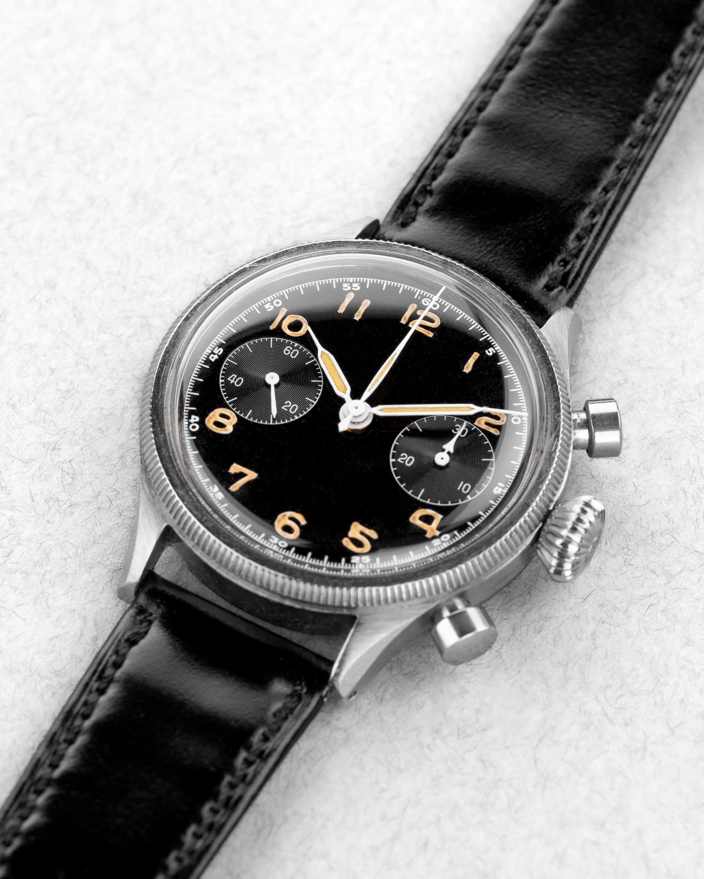 P4P7 Exceptionnel chronographe Breguet Type 20 militaire 5101/54 de 1ère génération, cadran « Glossy Gilt »/Laqué, livré au Ministère de l'Air en 1956 - Three Quarters