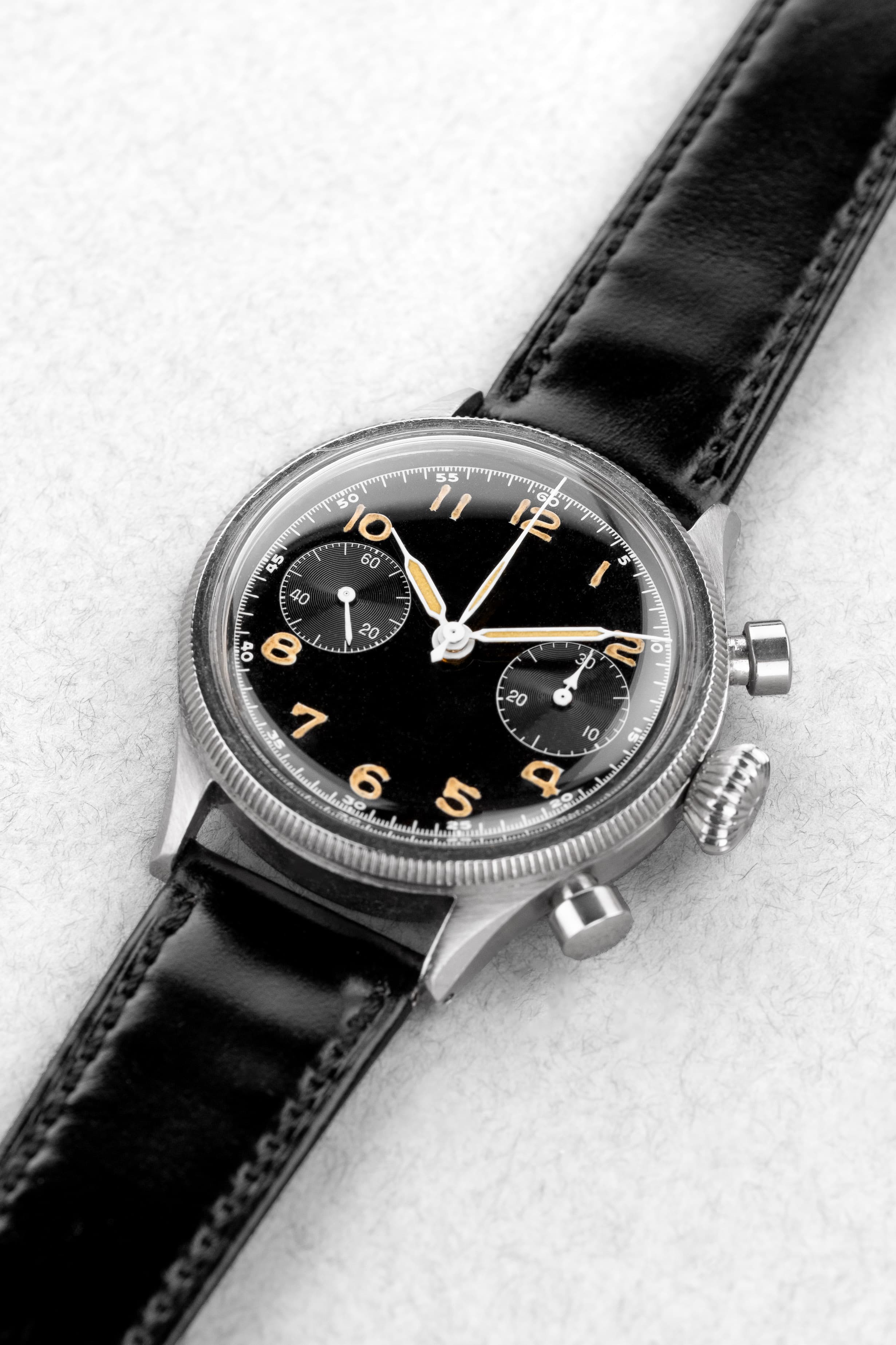 P4P7 卓越した Breguet Type 20 軍用クロノグラフ 5101/54 第1世代、ダイヤル「Glossy Gilt」/ラッカー、1956年に空軍省に納入 - 斜め45度