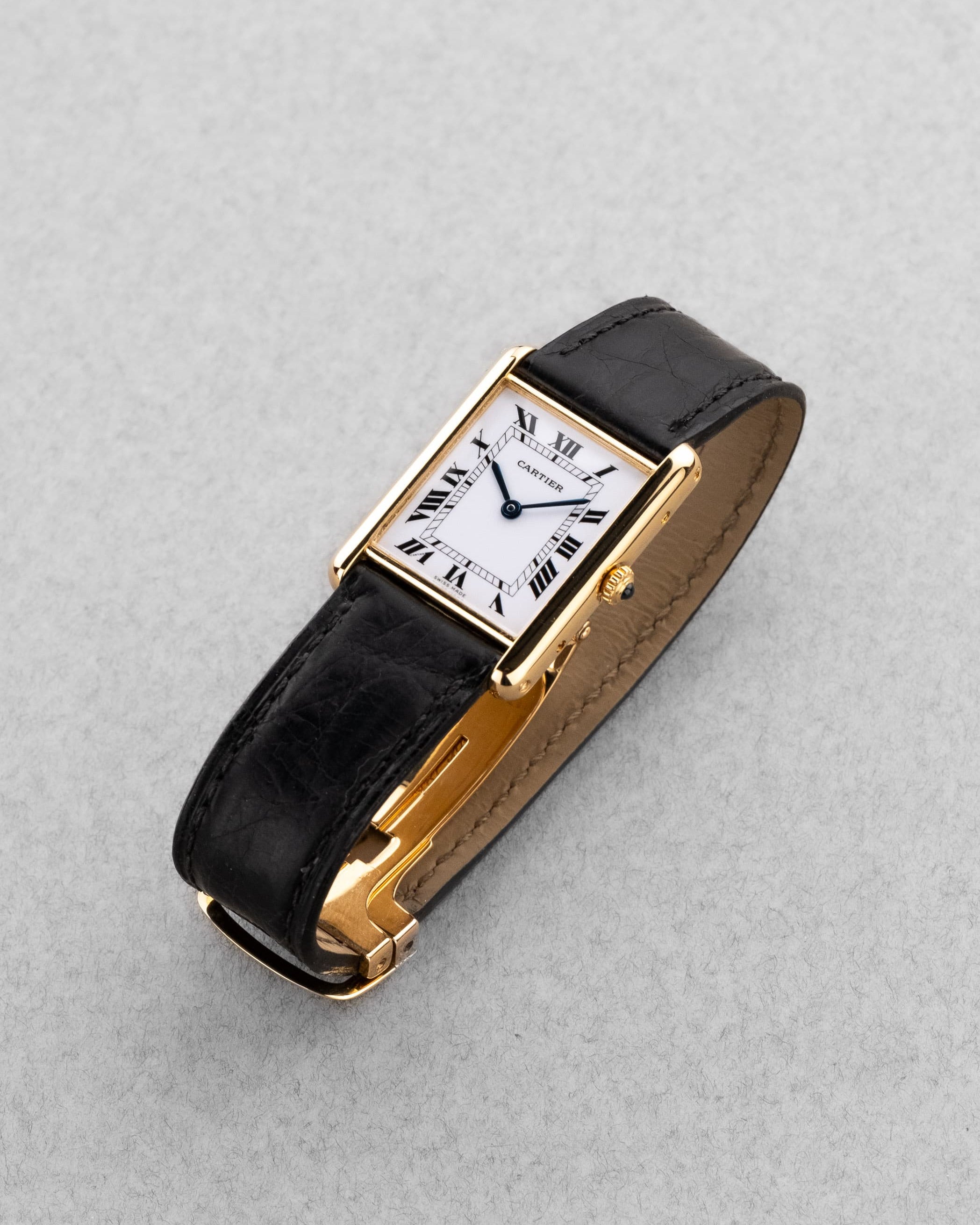 SFL7 Cartier Tank Louis réf. 88105 en or jaune, circa 1985 – Boucle déployante d'origine en or et parfait état - Three Quarters
