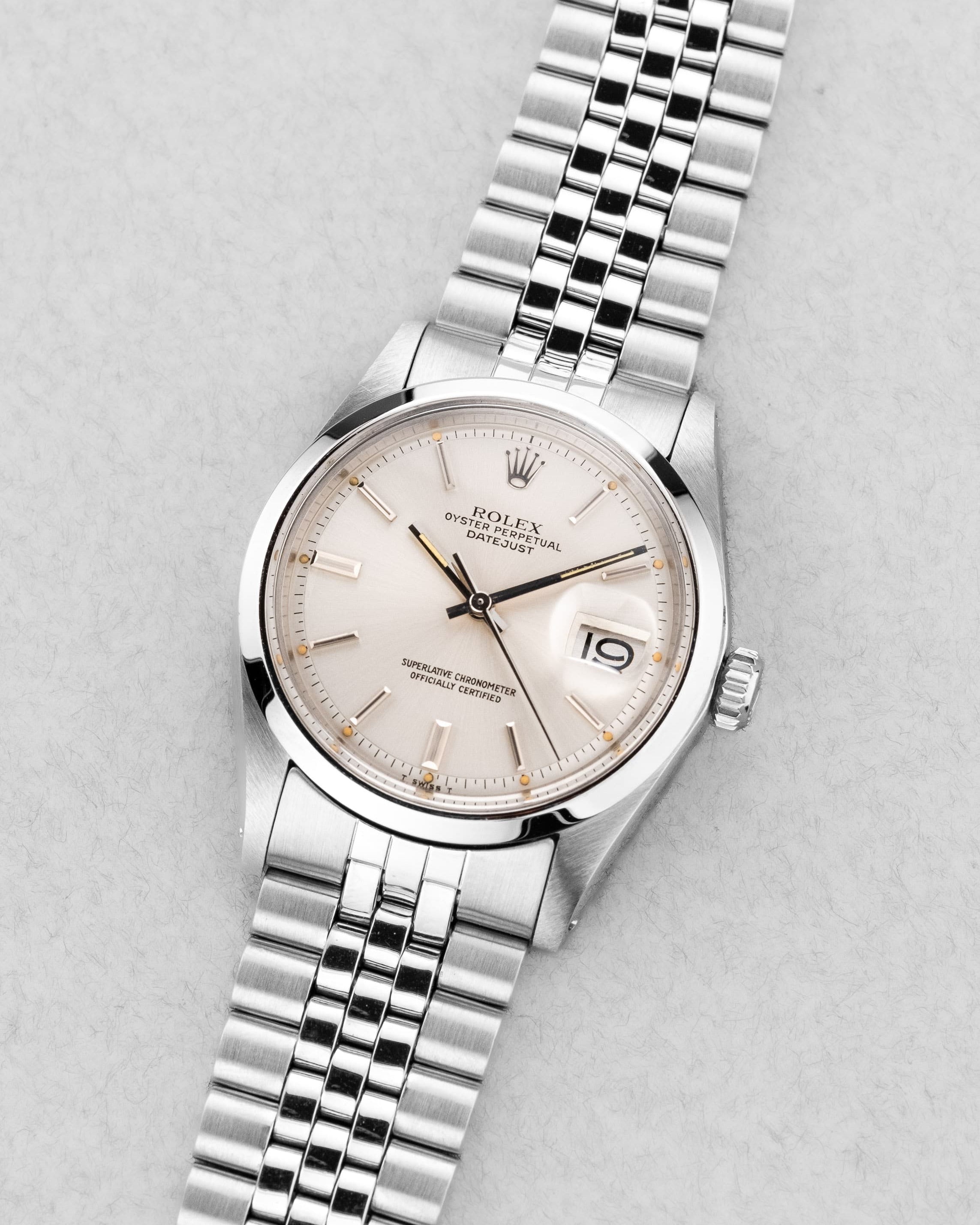 ADZN Rolex Datejust Ref. 1600 in Stahl von 1975 – „Silver“-Zifferblatt - Dreiviertelansicht
