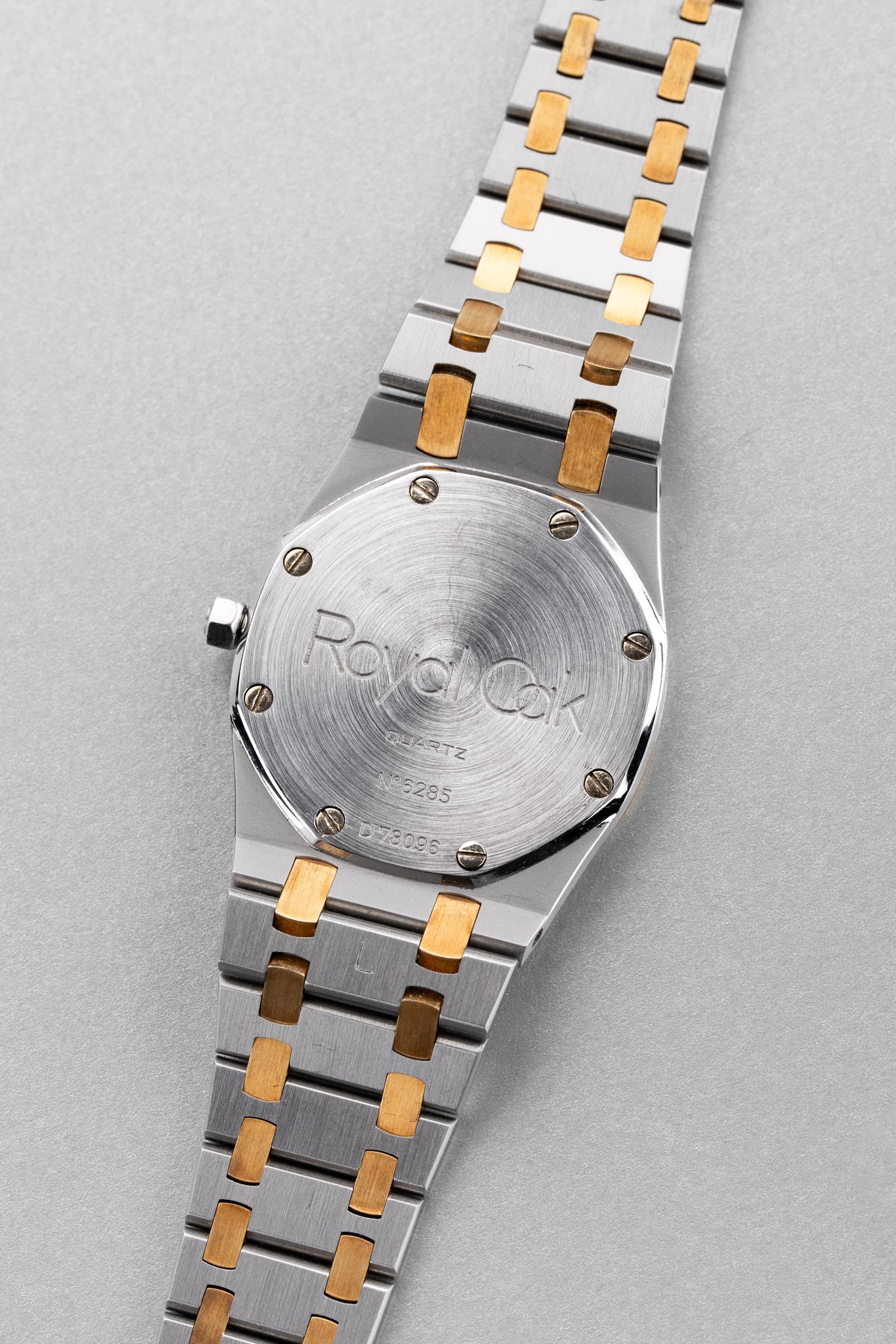 BP5B Audemars Piguet Royal Oak 型號 56303SA 不鏽鋼與黃金腕錶,1999 年——Full Set & 全新品相 - 背面