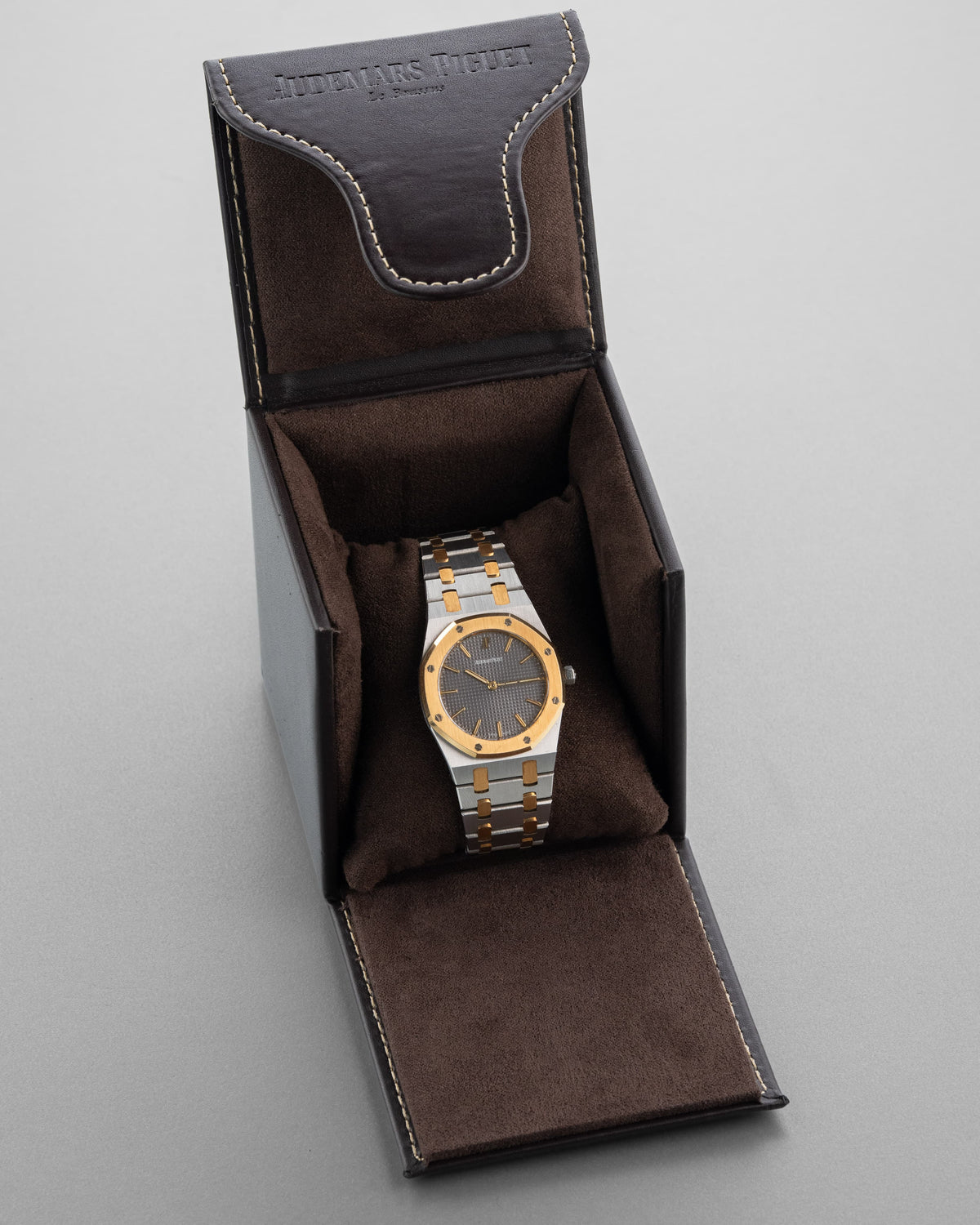 BP5B Audemars Piguet Royal Oak ref. 56303SA из стали и жёлтого золота, 1999 г. — Full Set и состояние нового - Коробка