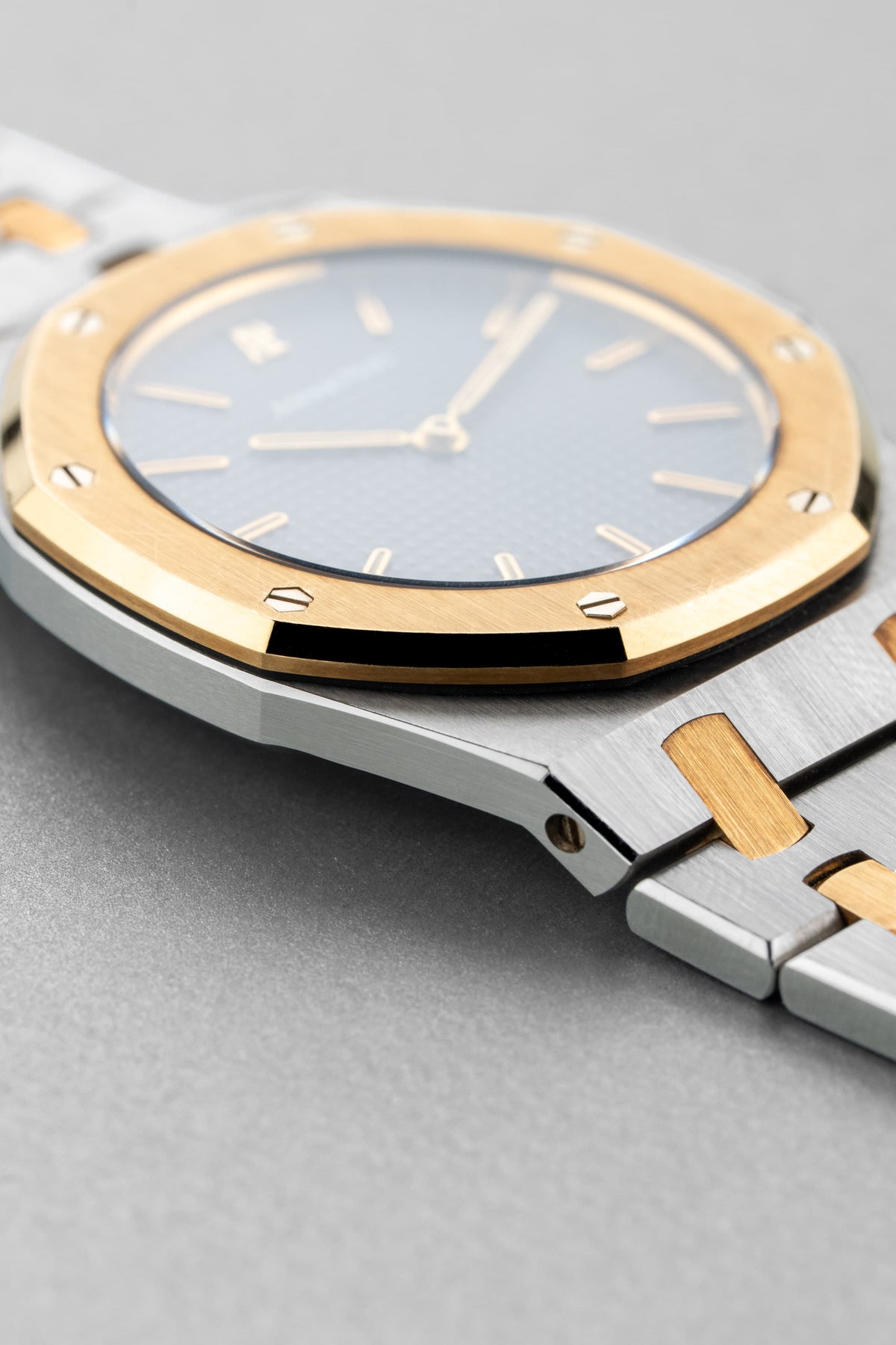 BP5B Audemars Piguet Royal Oak 型號 56303SA 不鏽鋼與黃金腕錶,1999 年——Full Set & 全新品相 - 左側