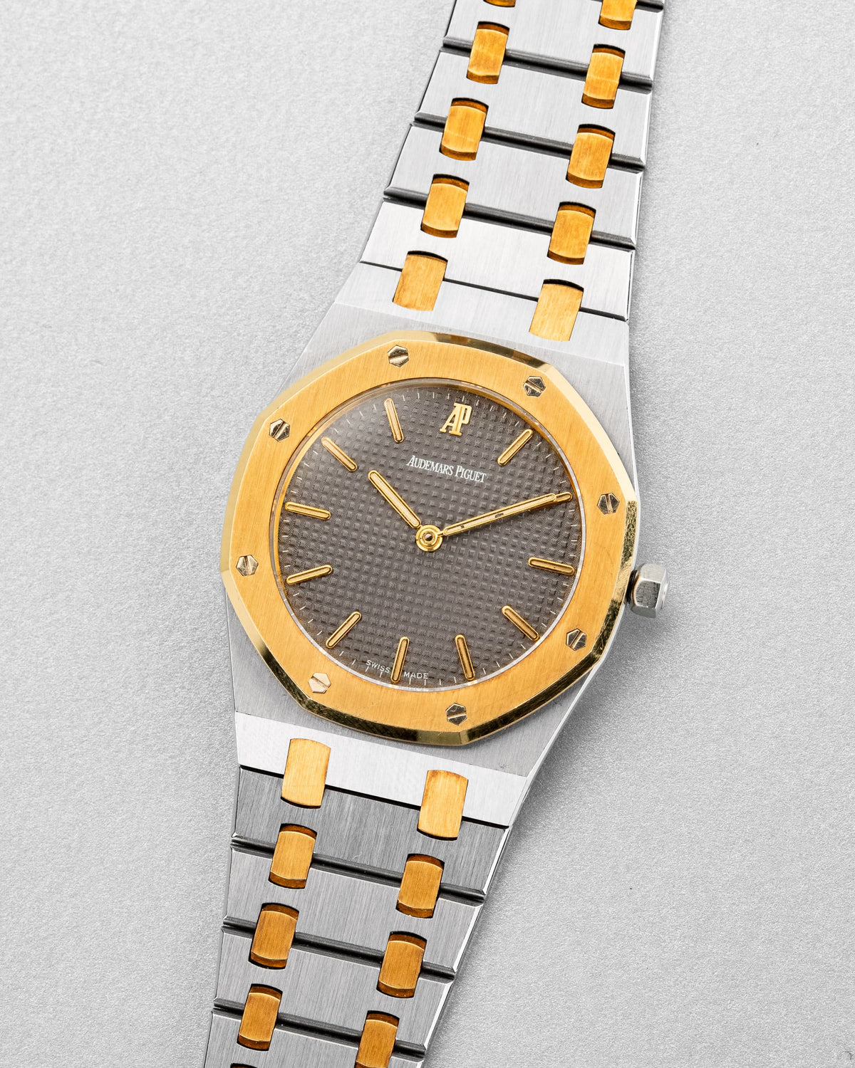 BP5B Audemars Piguet Royal Oak ref. 56303SA из стали и жёлтого золота, 1999 г. — Full Set и состояние нового - Три четверти