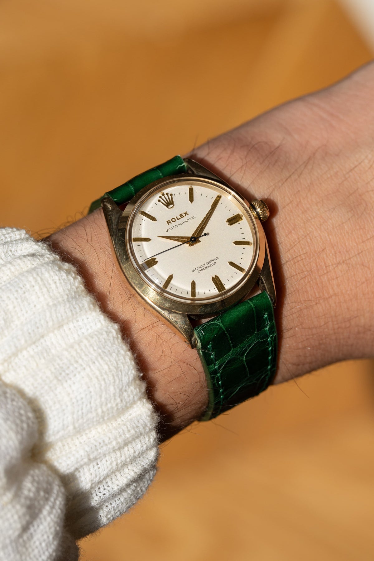 BXFU Rolex Oyster Perpetual 型號 6564 黃金腕錶,1955 年——OCC,英國市場 - 情境照