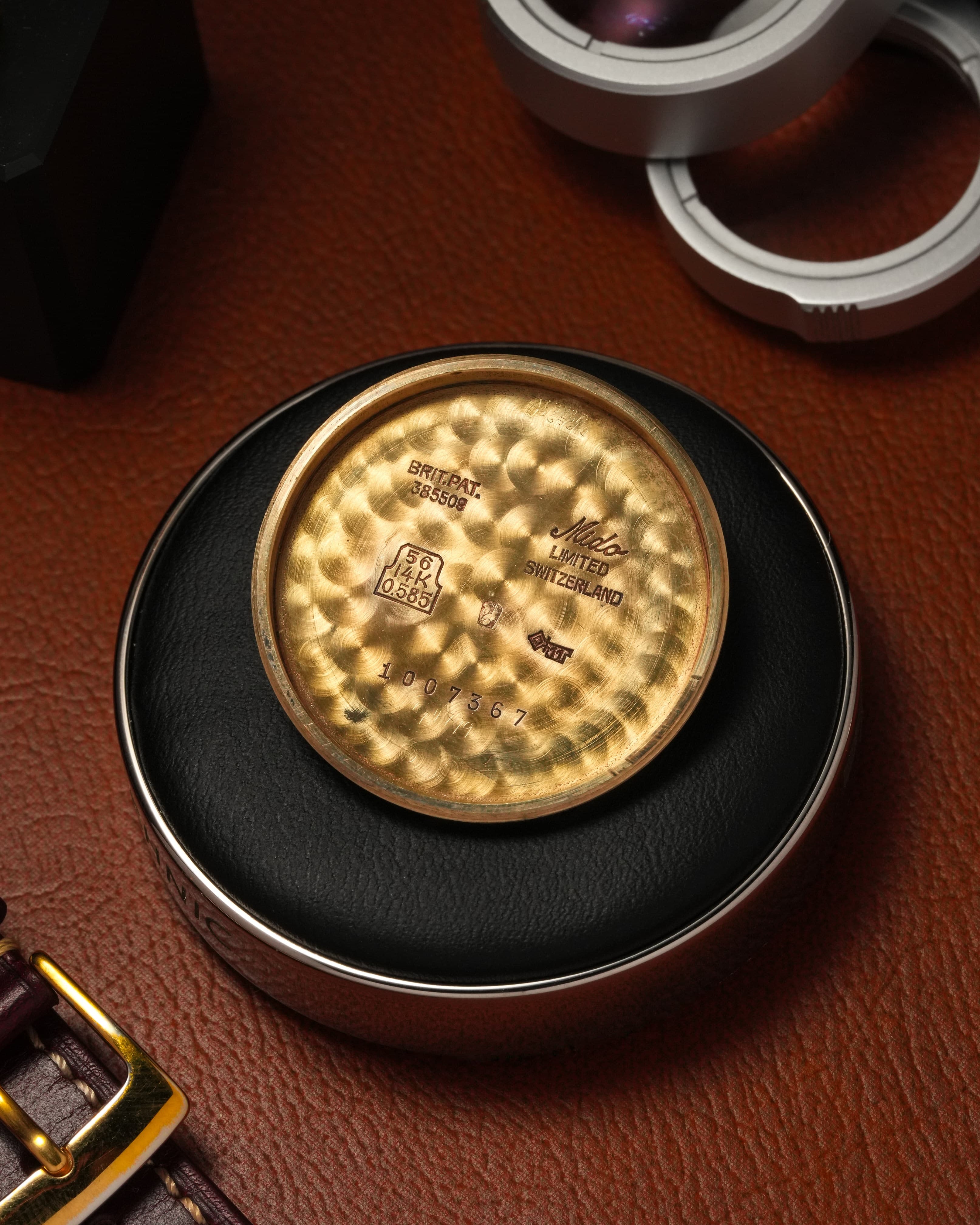 C9AB Rarissime Mido Multi-Centerchrono en or massif 14 carats, circa 1945 - Inside case back