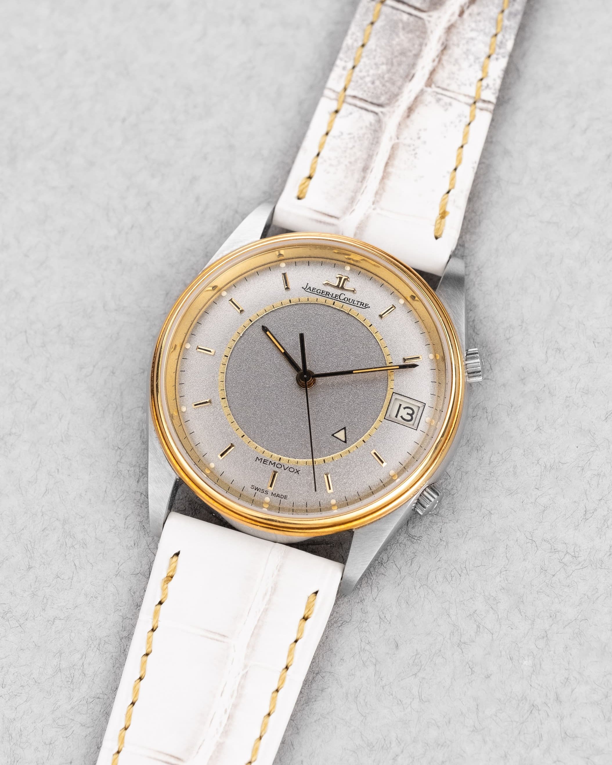 CDVP Jaeger-LeCoultre Memovox Édition Spéciale à 300 ex. « Jubilé 150 Ans » de 1983, réf. 141.012.5 – Neuve de stock - Three Quarters