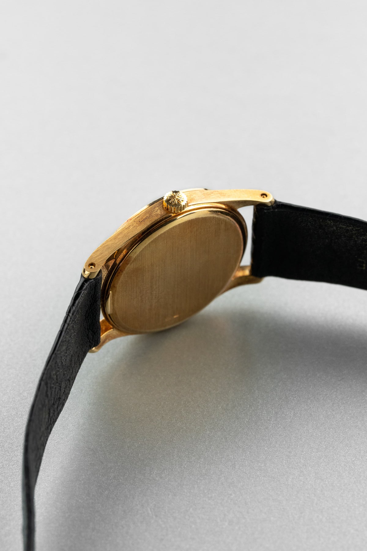 CPCQ Patek Philippe Calatrava ref. 3796D «Clous de Paris» من الذهب الأصفر، حوالي عام 1993 – حالة مثالية - الجانب الأيمن