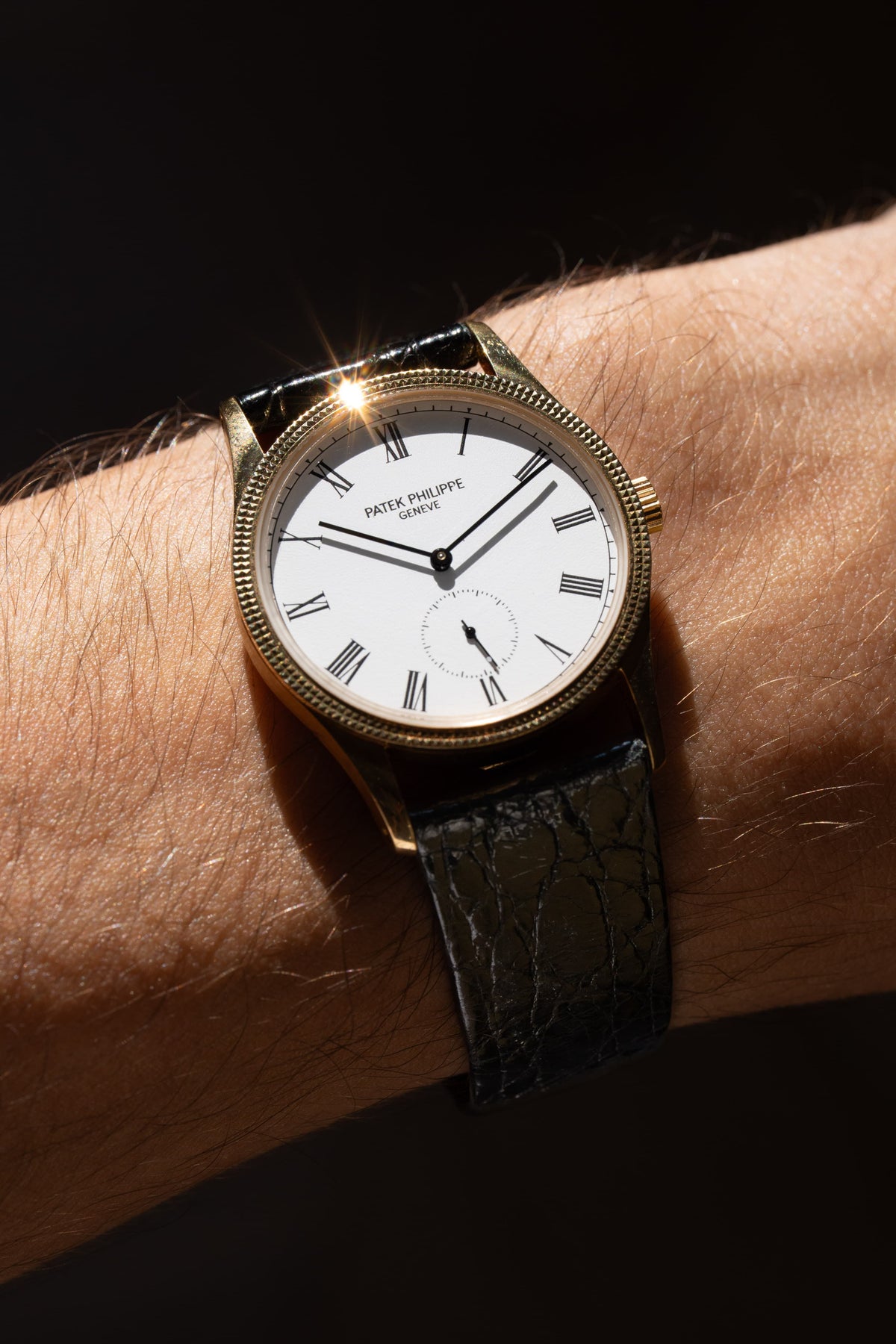 CPCQ Patek Philippe Calatrava ref. 3796D «Clous de Paris» من الذهب الأصفر، حوالي عام 1993 – حالة مثالية - Wristshot