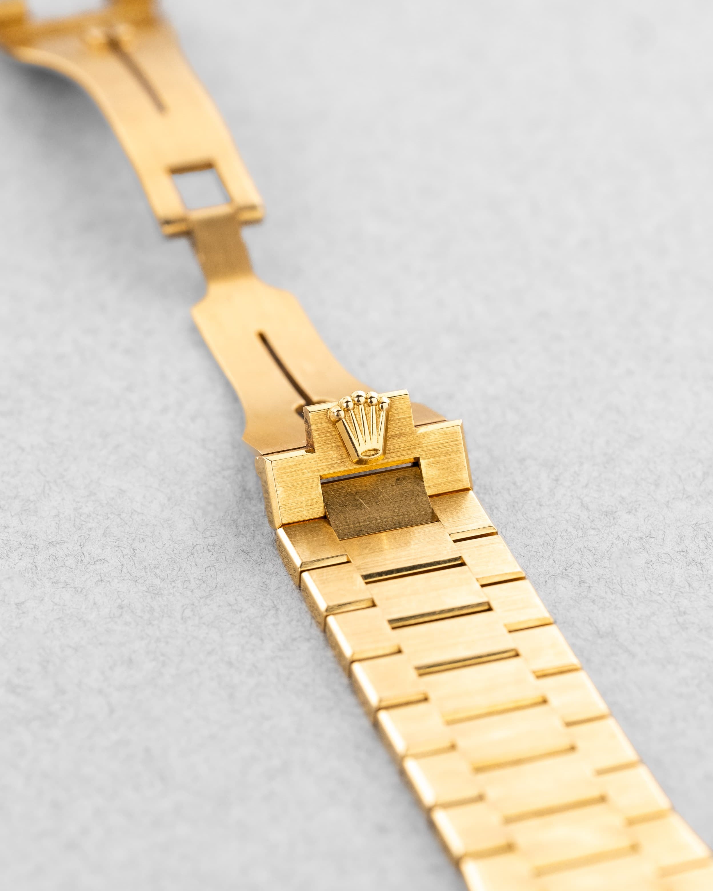 D1AH Exceptionnelle Rolex Cellini réf. 4350 en or jaune et cadran en bois – Jamais polie + Sticker sur le fond - Buckle Outside