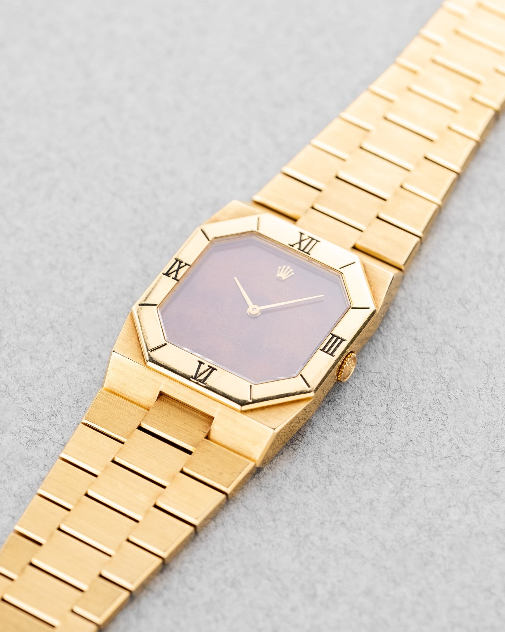 D1AH Exceptionnelle Rolex Cellini réf. 4350 en or jaune et cadran en bois – Jamais polie + Sticker sur le fond - Feature