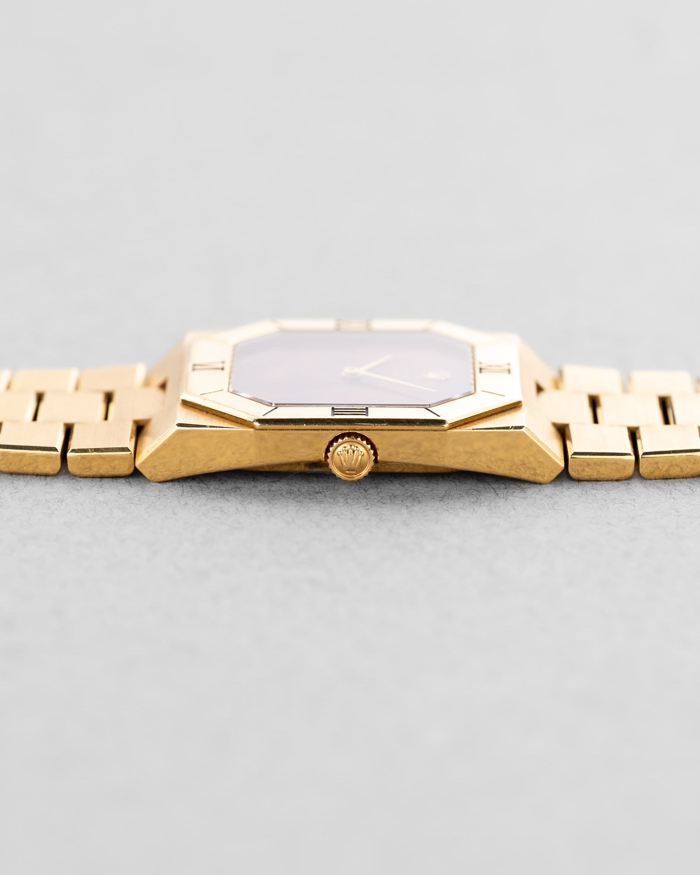 D1AH Exceptionnelle Rolex Cellini réf. 4350 en or jaune et cadran en bois – Jamais polie + Sticker sur le fond - Right side