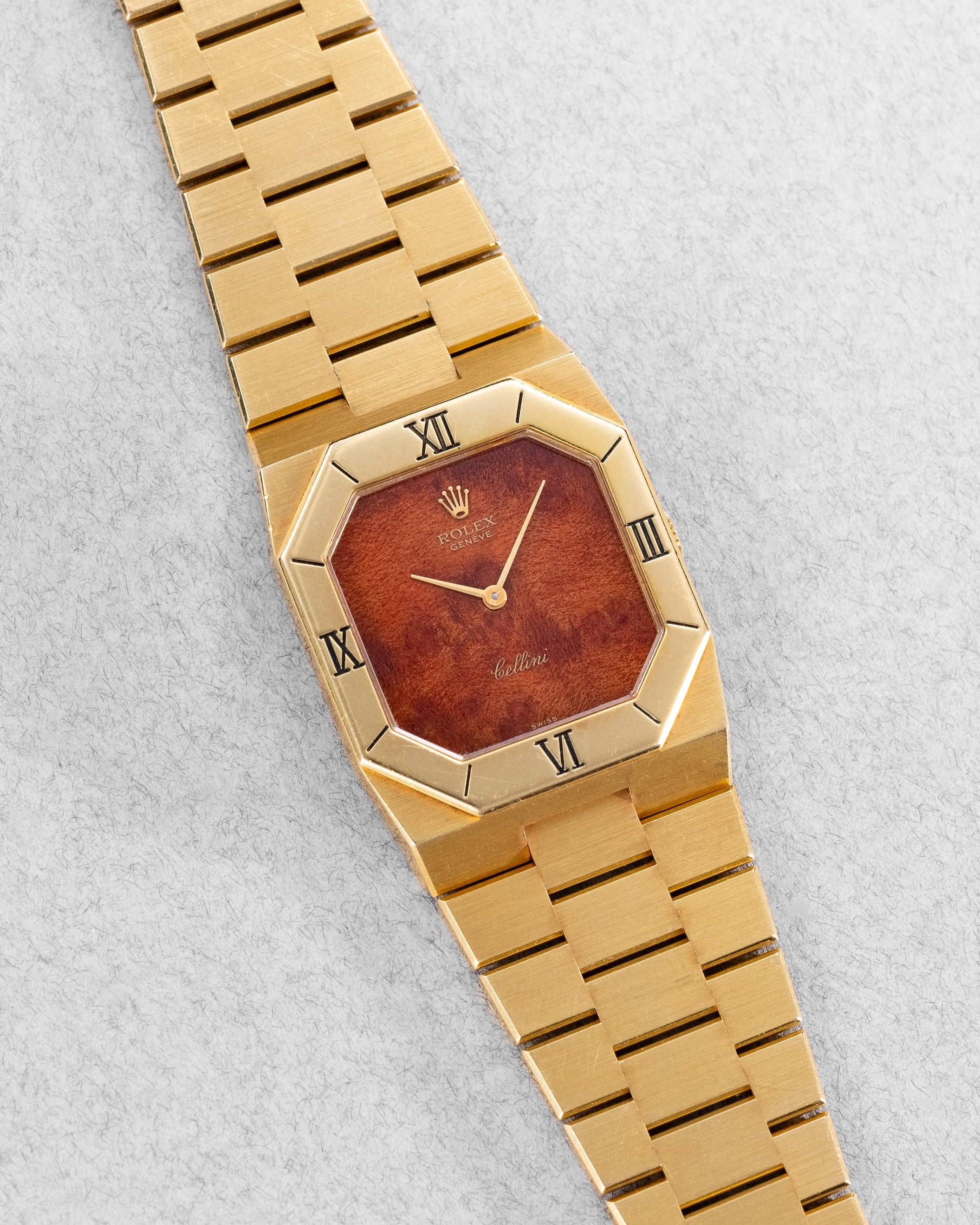 D1AH Exceptionnelle Rolex Cellini réf. 4350 en or jaune et cadran en bois – Jamais polie + Sticker sur le fond - Three Quarters