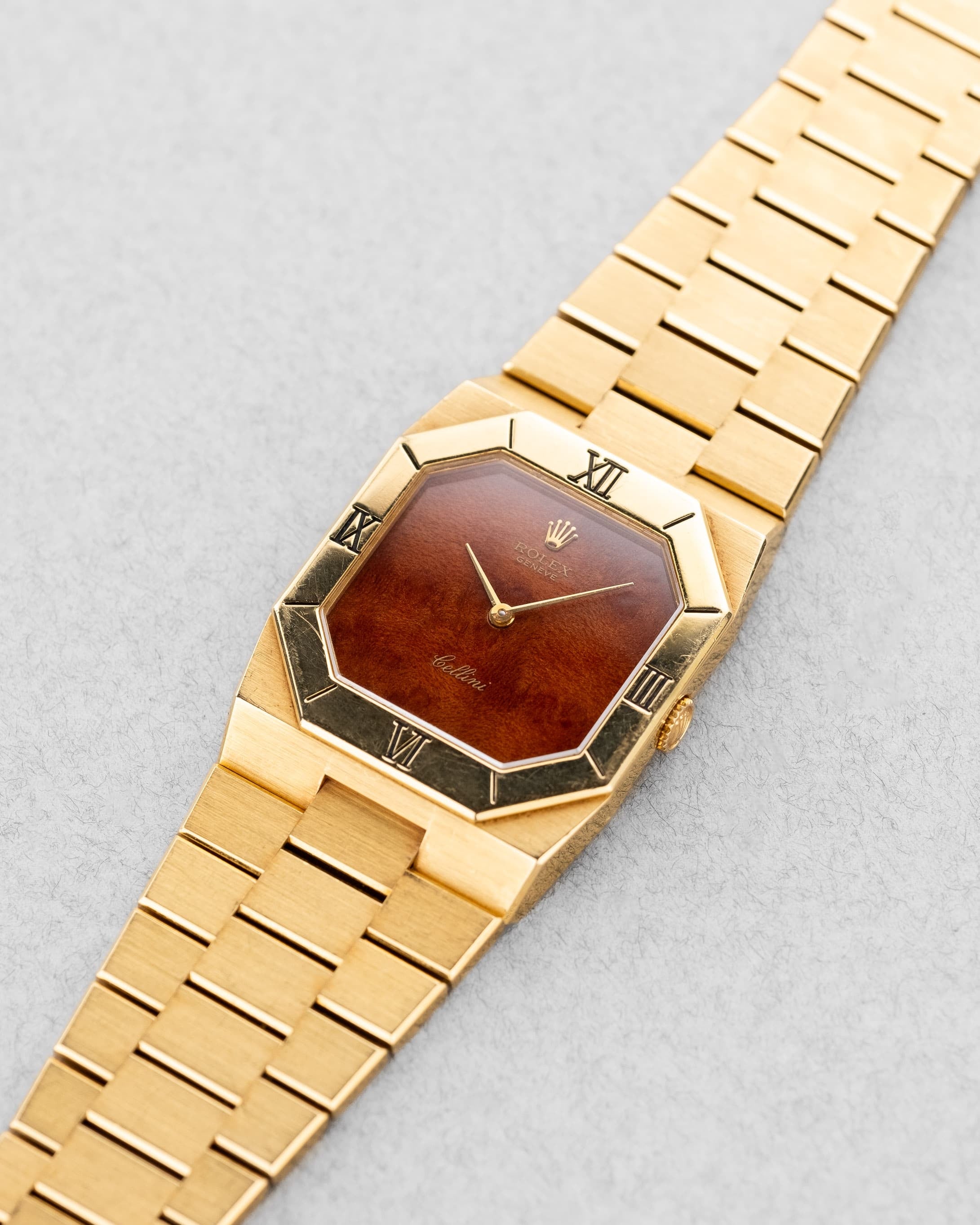 D1AH Exceptionnelle Rolex Cellini réf. 4350 en or jaune et cadran en bois – Jamais polie + Sticker sur le fond - Three Quarters